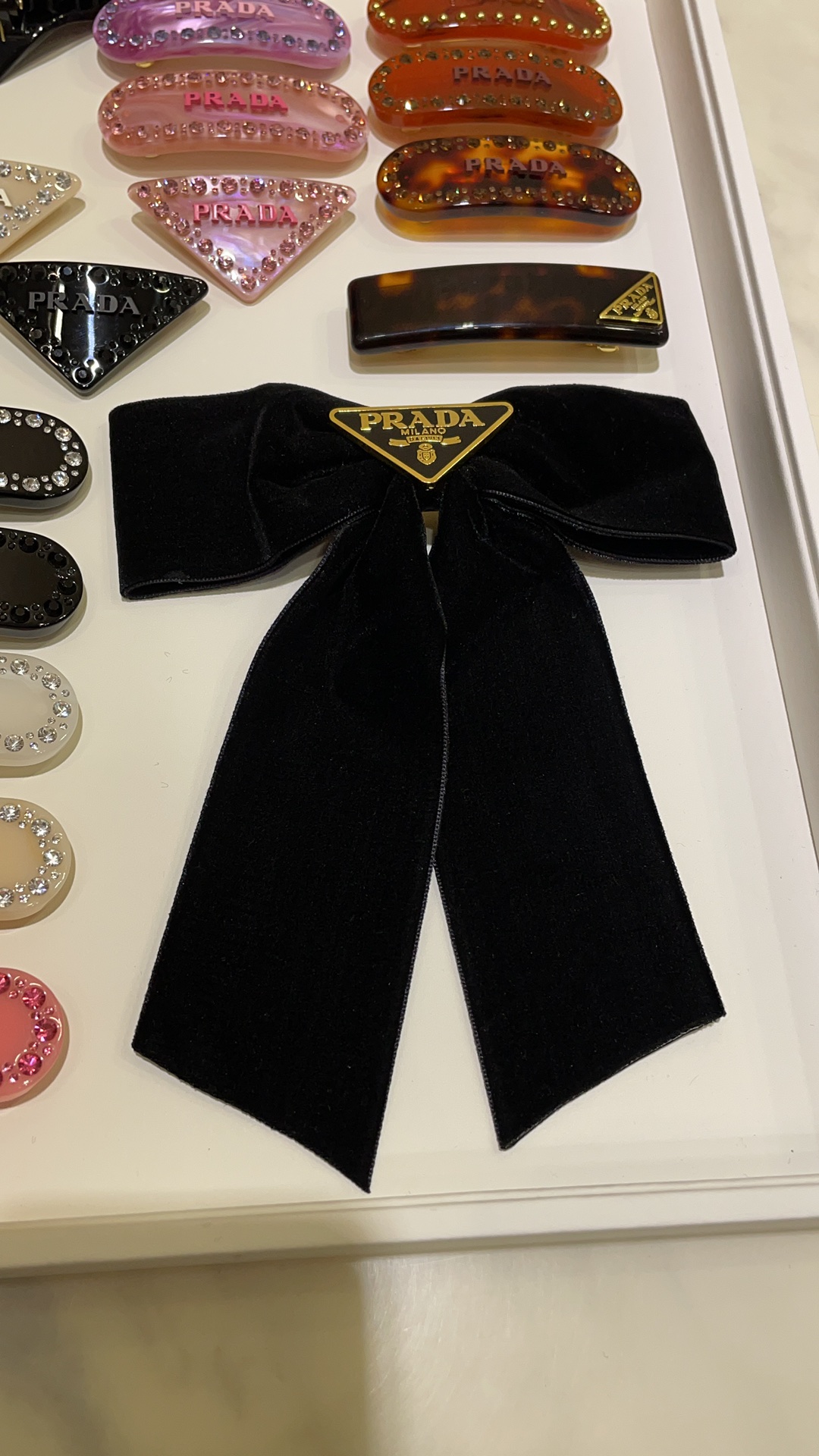 NO:635583,88180, Today’s new product New black velvet big three-dimensional bow hairpin with golden letter triangle logo. One bow hairpin can unlock many hairstyles. Black velvet comes with high-end and elegant filters. It matches the metal triangle logo and is a must-buy for hot girls. Hairpins, Cardia high-end jewelry1986090988180,今日新品 新款黑色丝绒立体大蝴蝶结金色字母三角标发夹 一个蝴蝶结发夹就能解锁好多种发型 黑色丝绒自带高级优雅滤镜 搭配金属三角标又很辣妹必买,,hairpins,卡迪亚高端饰品,Jewelry