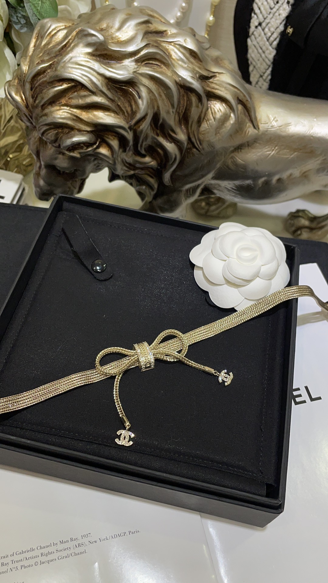 NO:881278,The heavy-duty model arrived today. 24K new light gold bow full of diamonds and double C pendant. Braided snake bone chain necklace choker. The small bow with light gold braided rope pattern is gentle and elegant. It matches the skin-friendly wide snake bone chain. Very sweet and cool girl group style. The daughter of a rich family can be matched with every day. Perfect score for sophistication. Z version customization. Brass material. Czech diamonds, necklace, Cartier high-end jewelry.19860909今日到货重工款 24K新款淡金色蝴蝶结满钻双C吊坠编织蛇骨链项链choker 淡金色编绳纹路小蝴蝶结温柔又气质 搭配贴肤的宽版蛇骨链 很甜酷女团风 富家千金日常百搭精致度满分 z版定制 黄铜材质 捷克钻,,necklace,卡迪亚高端饰品,Jewelry