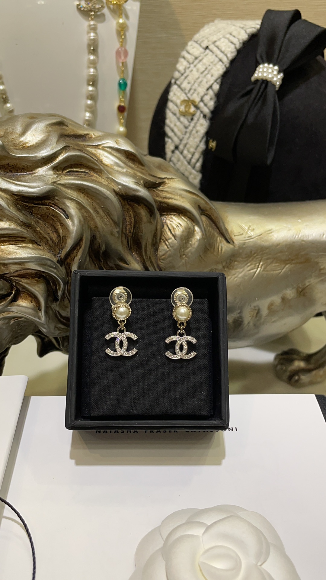 NO:631696,88180, Today’s new earring style earrings, 24K new sunflower pearl full diamond double C pendant, gold and silver contrast earrings, simple and elegant pearl1986090988180,今日新品耳夹款耳钉款 24K新款太阳花珍珠满钻双C吊坠金银撞色耳夹 简约贵气的珍珠x银色满钻双C设计 非常有富家千金的气质 闭眼入不出错 日常佩戴率极高 z一致黄铜材质 施华洛钻,,卡迪亚高端饰品,Jewelry