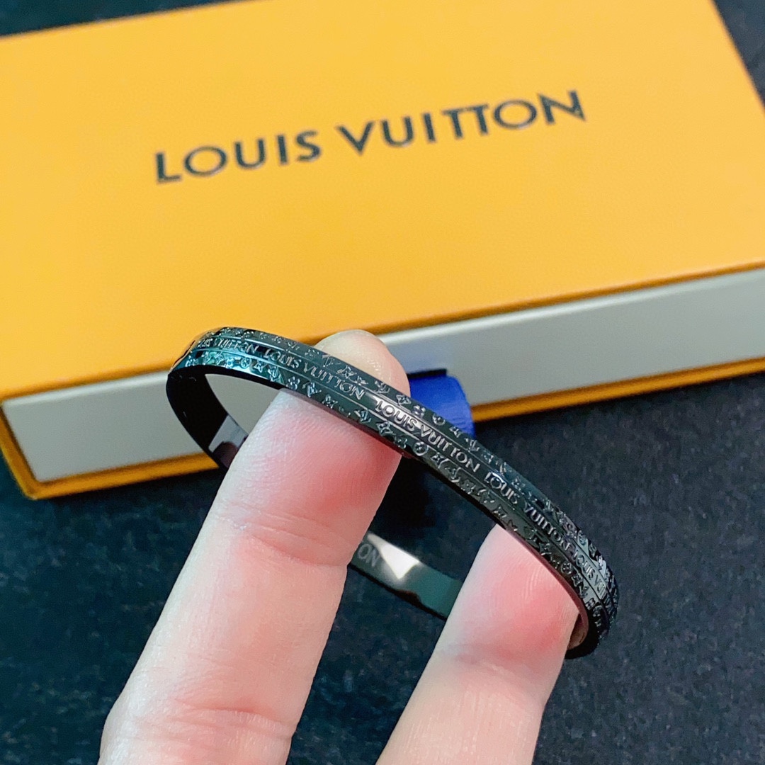 NO:105728,New product Original single product LV black carbon black letter engraving bracelet Louis Vuitton Louis Vuitton counter consistent material Hot products shipped with unique design Retro avant-garde. Bracelet 14K seiko color protection version has been loved by MM since its launch. Every color has its unique brilliance!  The effect is very good!  The smallest one!  More durable than ordinary models, beautiful skin tone, fine jewelry, louis vuitton, louis vuitton, louis vuitton, bracelet19860909新品 原单货 LV黑色炭黑字母雕刻手镯Louis Vuitton 路易威登 专柜一致材质 火爆款出货 设计独特 复古前卫.手镯14K精工保色版 从上市以来一直深受MM喜爱每一种颜色都有它独一无二的光彩！上手效果非常好看！最细小的一款！比普通款更耐看显肤色白皙,饰品精品,louis vuitton,louis vuitton,louis vuitton,bracelet,Jewelry