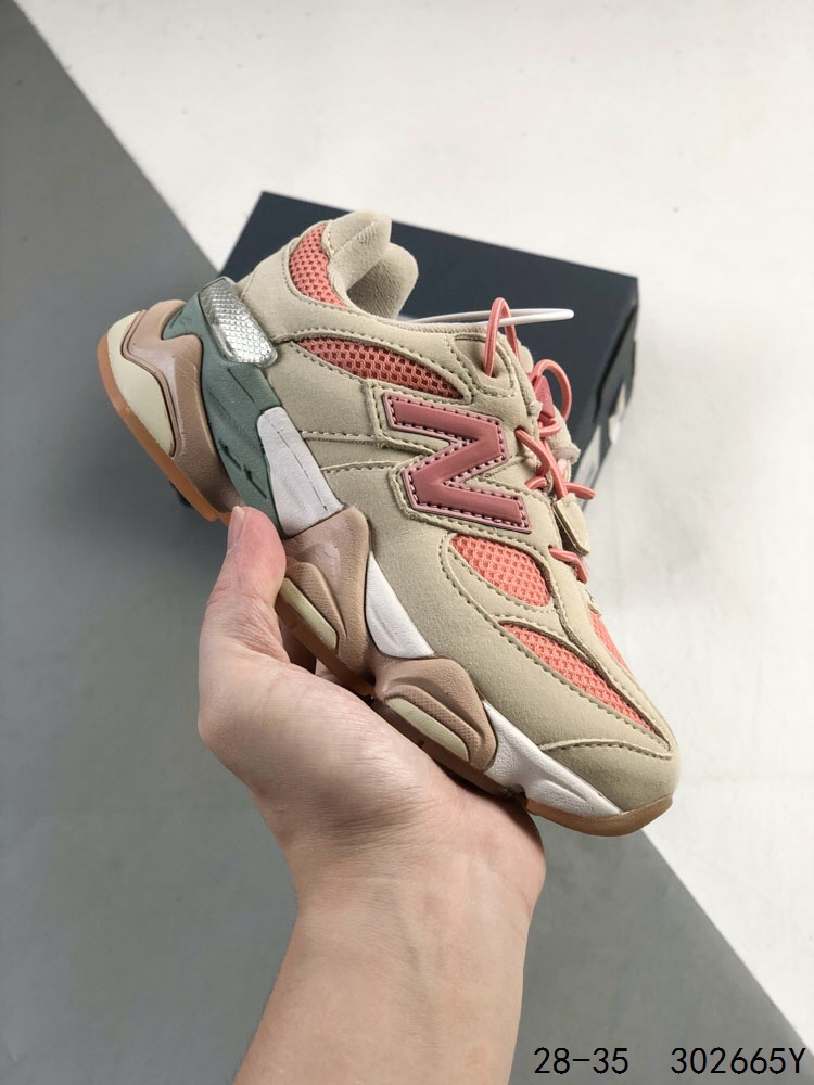 New Balance/新百伦 公司级 9060系列 童鞋版本上线,潮爹潮妈追寻的单品!!采用反绒面革及透气斜纹帆布料拼接鞋面材质，中底嵌入ABZORB缓震科技材料及后跟嵌入TPU装饰条稳固❗️ 复古爱好者看过来,全新配色!全新NB新百伦New Balance 9060\”Driftwood Castlerock\”系列复古百搭老爹风小象蹄休闲运动跑步鞋“浮木棕深灰 P类型：童鞋 版本：公司级 尺码：28 29 30 31 32 33 34 35-选品中心
