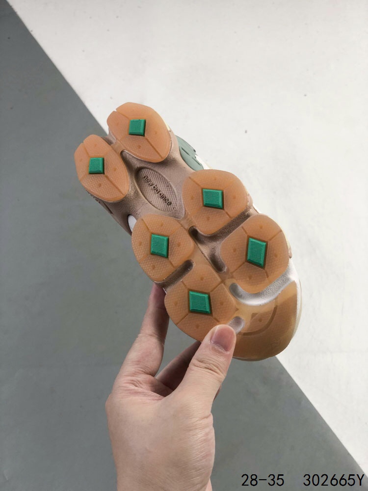 图片[5]-New Balance/新百伦 公司级 9060系列 童鞋版本上线,潮爹潮妈追寻的单品!!采用反绒面革及透气斜纹帆布料拼接鞋面材质，中底嵌入ABZORB缓震科技材料及后跟嵌入TPU装饰条稳固❗️ 复古爱好者看过来,全新配色!全新NB新百伦New Balance 9060\”Driftwood Castlerock\”系列复古百搭老爹风小象蹄休闲运动跑步鞋“浮木棕深灰 P类型：童鞋 版本：公司级 尺码：28 29 30 31 32 33 34 35-选品中心