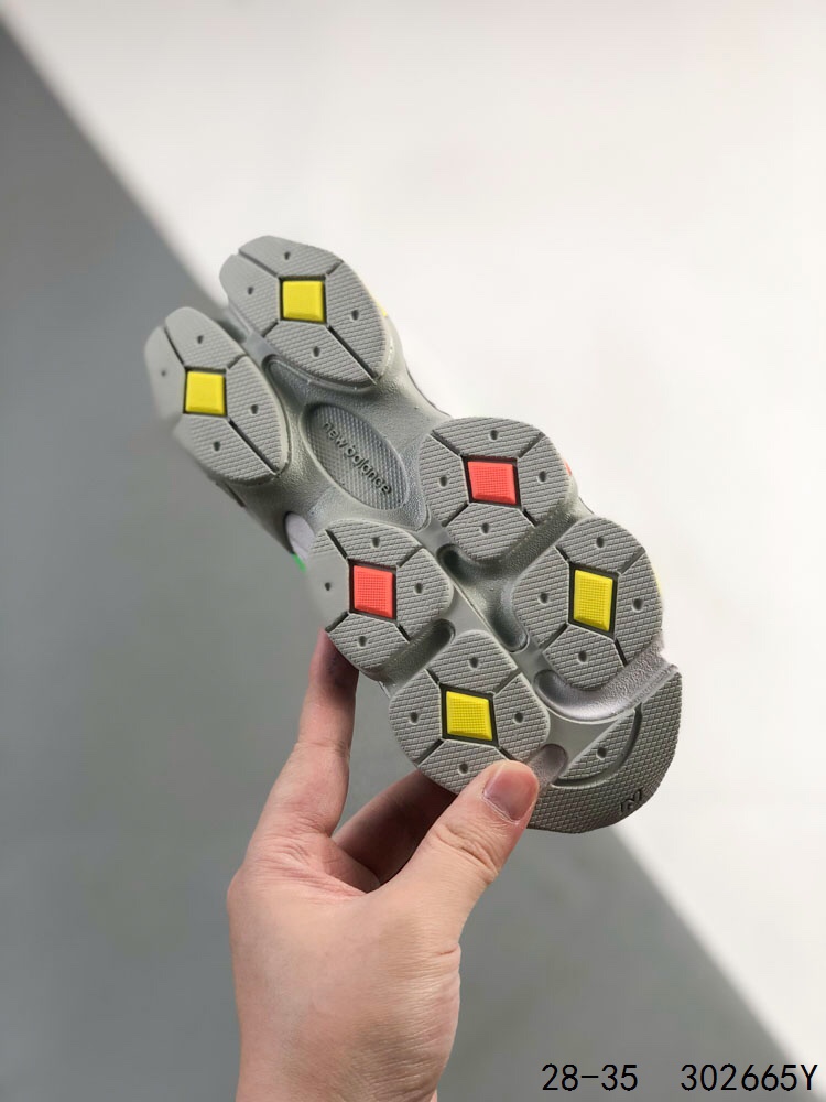 图片[5]-New Balance/新百伦 公司级 9060系列 童鞋版本上线,潮爹潮妈追寻的单品!!采用反绒面革及透气斜纹帆布料拼接鞋面材质，中底嵌入ABZORB缓震科技材料及后跟嵌入TPU装饰条稳固❗️ 复古爱好者看过来,全新配色!全新NB新百伦New Balance 9060\”Driftwood Castlerock\”系列复古百搭老爹风小象蹄休闲运动跑步鞋“浮木棕深灰 P类型：童鞋 版本：公司级 尺码：28 29 30 31 32 33 34 35-选品中心