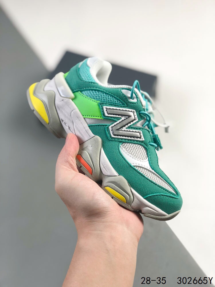 New Balance/新百伦 公司级 9060系列 童鞋版本上线,潮爹潮妈追寻的单品!!采用反绒面革及透气斜纹帆布料拼接鞋面材质，中底嵌入ABZORB缓震科技材料及后跟嵌入TPU装饰条稳固❗️ 复古爱好者看过来,全新配色!全新NB新百伦New Balance 9060\
