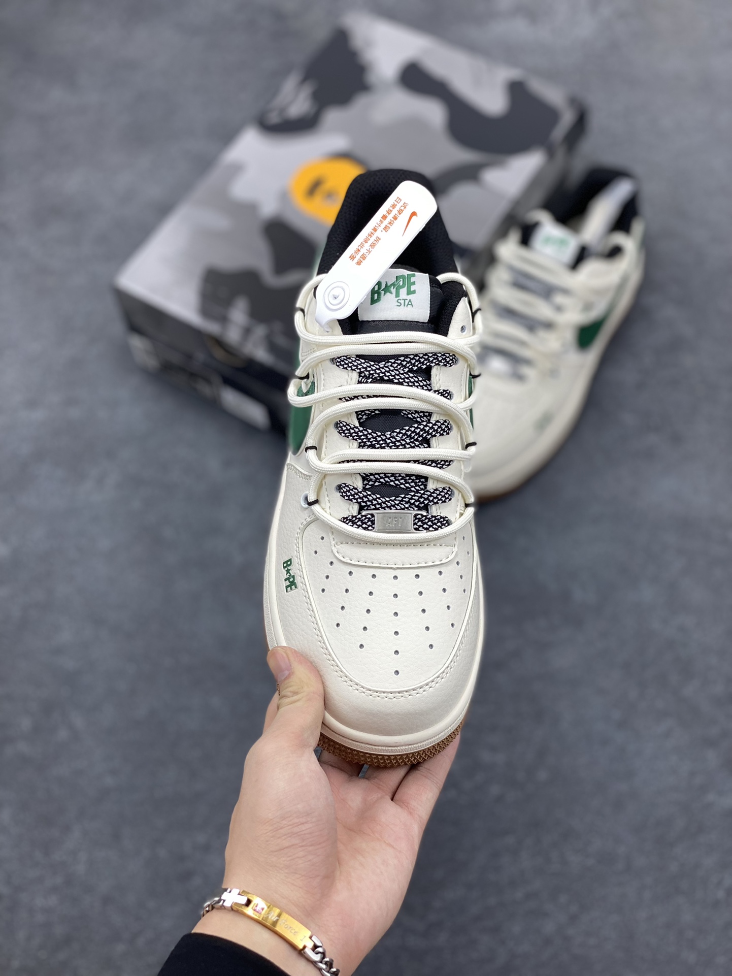 图片[2]-NIke Air Force 1 \’07 Low “Bape联名——米绿生胶抽绳”空军一号 低帮 运动鞋 休闲鞋 折边针车 工艺难度大 原楦头原纸板 原装鞋盒 定制五金配件 内置全掌气垫 原厂鞋底 货号：SJ1198-100 尺码：36 36.5 37.5 38 38.5 39 40 40.5 41 42 42.5 43 44 44.5 45-选品中心
