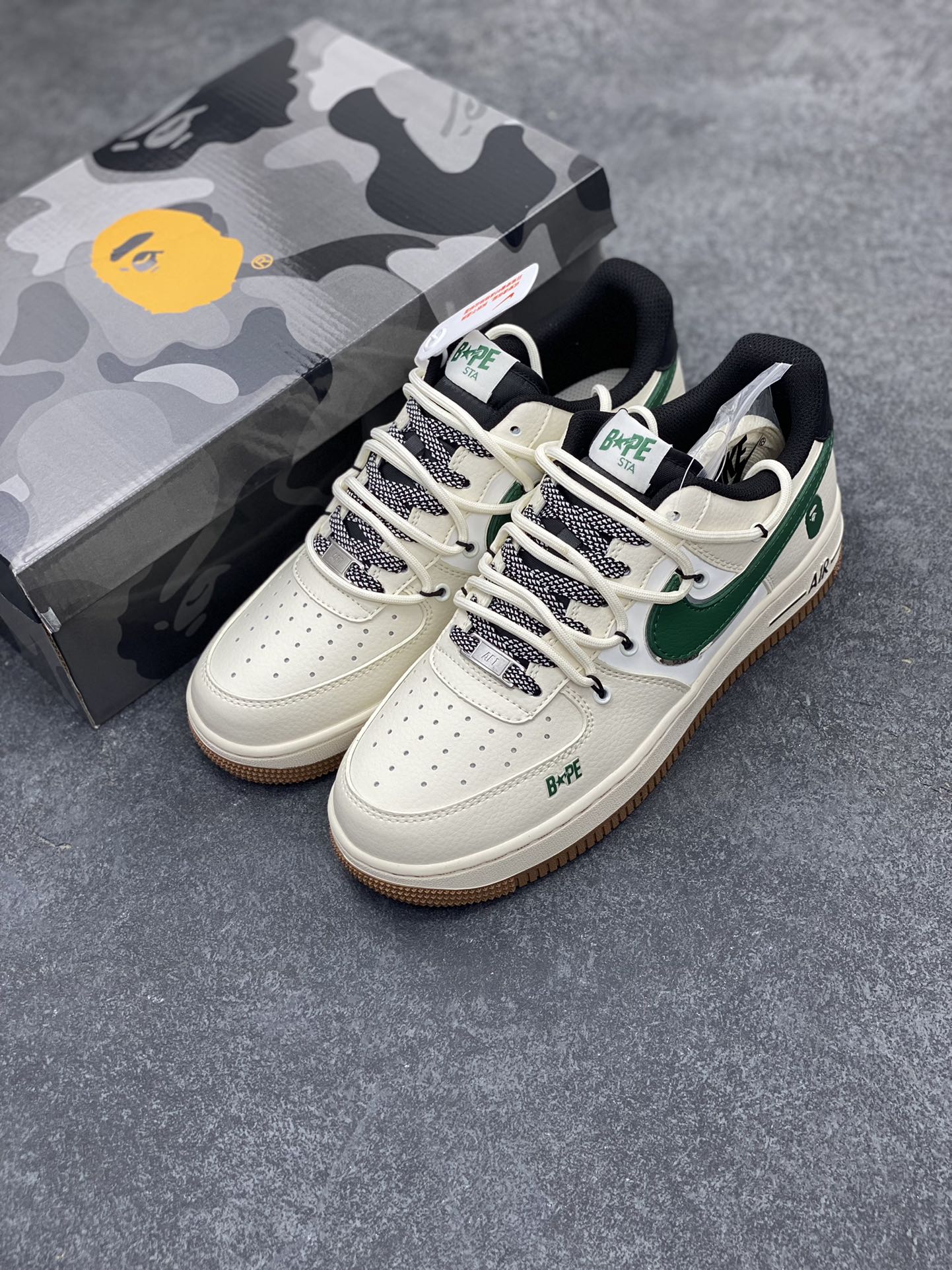 图片[8]-NIke Air Force 1 \’07 Low “Bape联名——米绿生胶抽绳”空军一号 低帮 运动鞋 休闲鞋 折边针车 工艺难度大 原楦头原纸板 原装鞋盒 定制五金配件 内置全掌气垫 原厂鞋底 货号：SJ1198-100 尺码：36 36.5 37.5 38 38.5 39 40 40.5 41 42 42.5 43 44 44.5 45-选品中心
