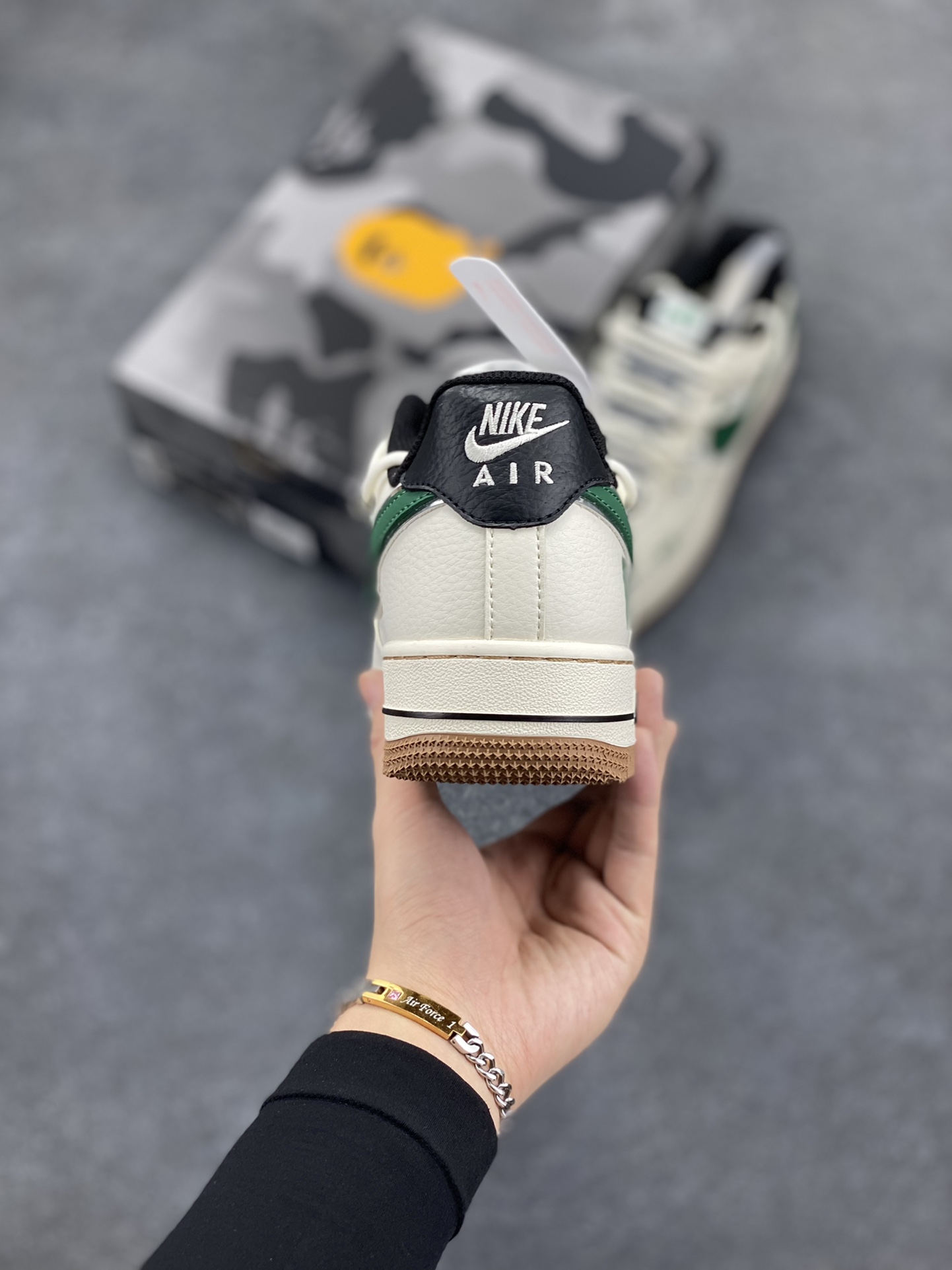 图片[4]-NIke Air Force 1 \’07 Low “Bape联名——米绿生胶抽绳”空军一号 低帮 运动鞋 休闲鞋 折边针车 工艺难度大 原楦头原纸板 原装鞋盒 定制五金配件 内置全掌气垫 原厂鞋底 货号：SJ1198-100 尺码：36 36.5 37.5 38 38.5 39 40 40.5 41 42 42.5 43 44 44.5 45-选品中心