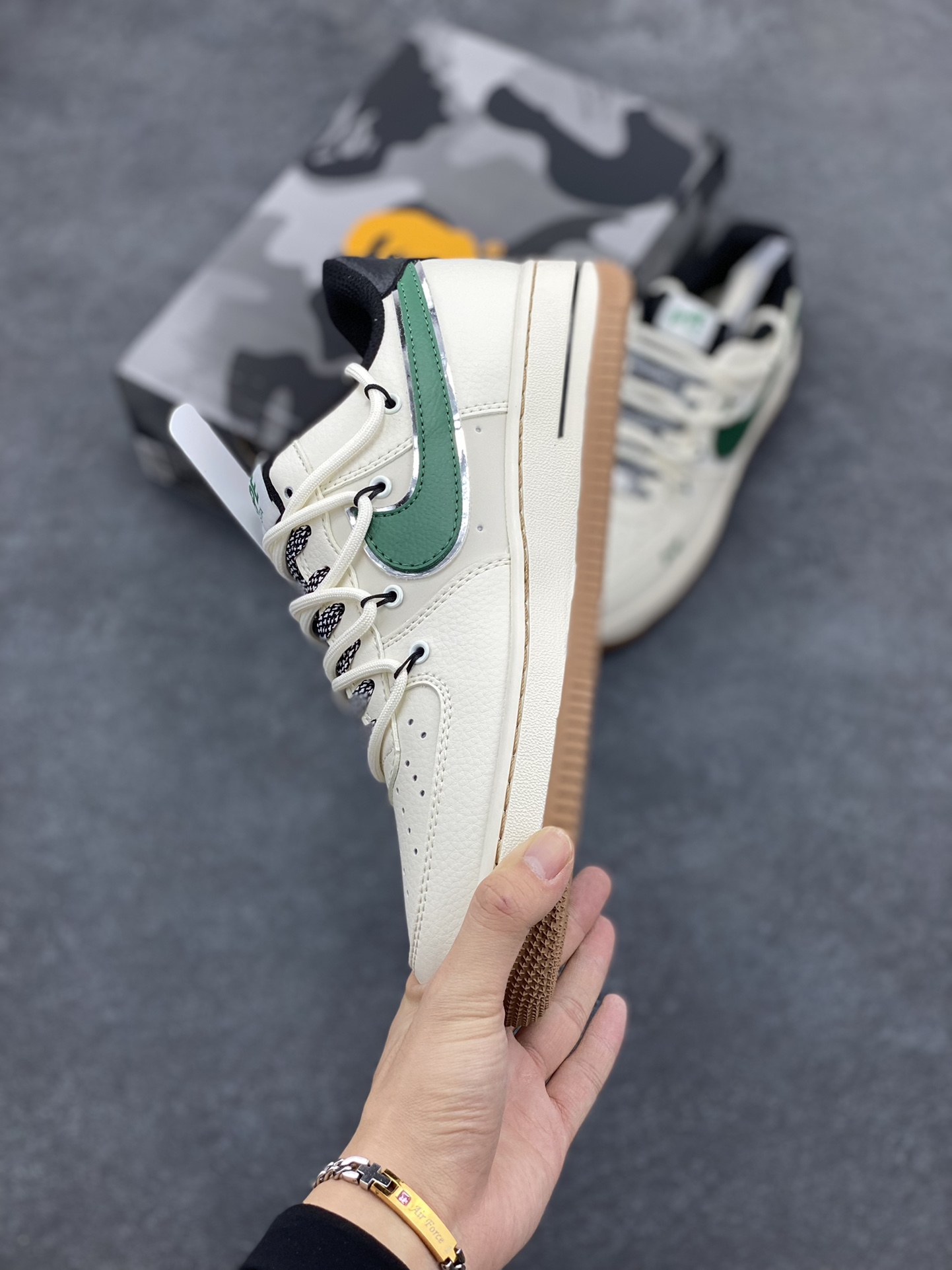 图片[3]-NIke Air Force 1 \’07 Low “Bape联名——米绿生胶抽绳”空军一号 低帮 运动鞋 休闲鞋 折边针车 工艺难度大 原楦头原纸板 原装鞋盒 定制五金配件 内置全掌气垫 原厂鞋底 货号：SJ1198-100 尺码：36 36.5 37.5 38 38.5 39 40 40.5 41 42 42.5 43 44 44.5 45-选品中心