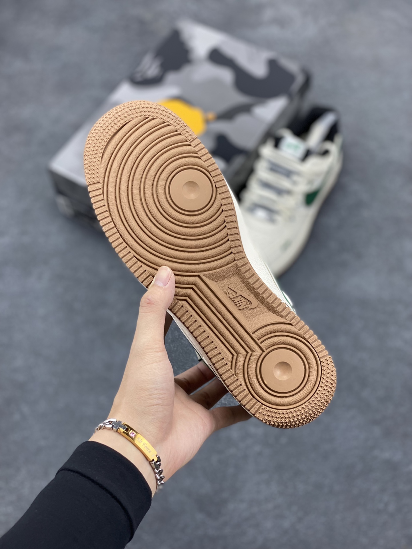 图片[5]-NIke Air Force 1 \’07 Low “Bape联名——米绿生胶抽绳”空军一号 低帮 运动鞋 休闲鞋 折边针车 工艺难度大 原楦头原纸板 原装鞋盒 定制五金配件 内置全掌气垫 原厂鞋底 货号：SJ1198-100 尺码：36 36.5 37.5 38 38.5 39 40 40.5 41 42 42.5 43 44 44.5 45-选品中心