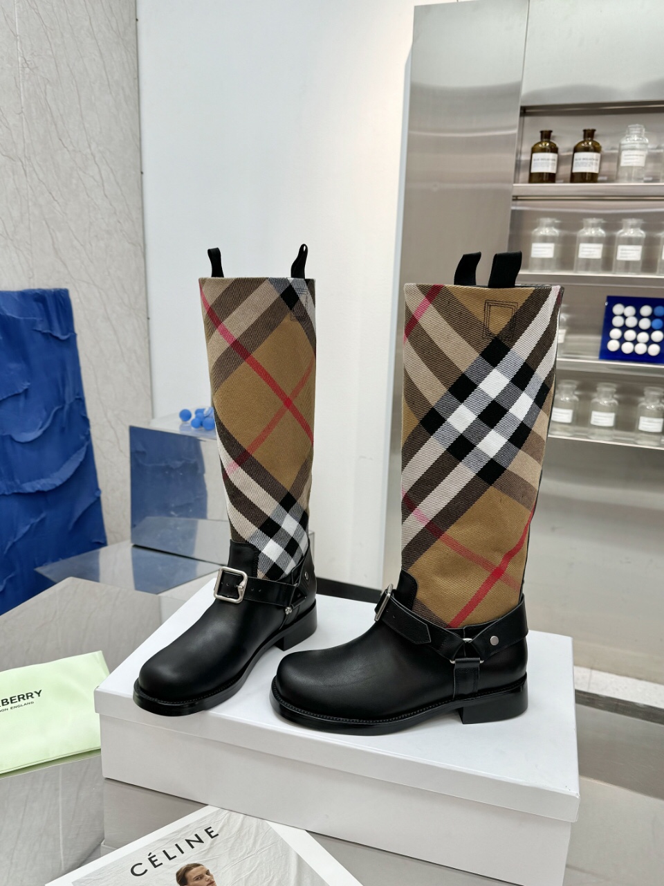 New Zenium designer cashier boots by Pablo feature sheepskin, unique knight’s boot style, and various sizes. - 图片 1