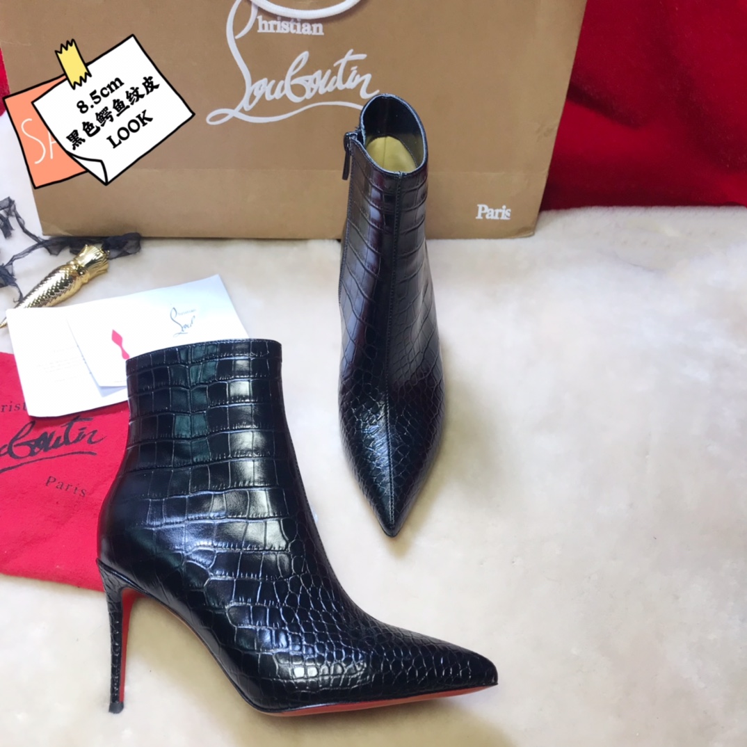 NO:100343,High-end customized autumn and winter crocodile leather boot series!  H8.5Cm, size 34-42. Leather big sole. Private mold trademark zipper. Ⅹ39-Black crocodile leather. 6 inches. Official website synchronization. Standard European code Reference:X39- Color:black Material:calf leather Lining:goat leather Heel height:8.5Cm Sole:leather sole Size:EUR 34-42 (US 4-11):,,christian louboutin,boots,cowhide,crocodile skin,Leather soles19860909高端订制 秋冬鳄鱼皮靴系列！ H8.5Cm,尺码34-42码.真皮大底.私模商标拉链 .Ⅹ39-黑鳄鱼纹牛皮.6寸.官网同步. 标准欧码 Reference:X39- Color:black Material:calf leather Lining:goat leather Heel heigh:8.5Cm Sole:leather sole Size:EUR 34－42（US 4一11) :,,christian louboutin,boots,cowhide,crocodile skin,Leather soles,Women's Shoes
