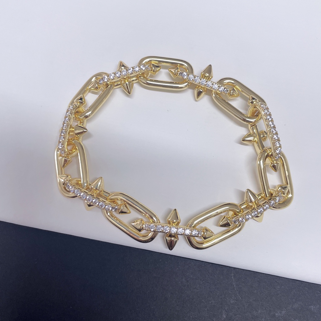 NO:669517,Tiff*ny T & Fei Dong co-branded small bracelet full of diamonds. It is based on the trident, the symbol of the sea god oseidon. The avant-garde design contains vitality, ability and strength,,bracelet,Cardia high-end jewelry19860909Tiff*ny T &菲董联名合作款 满钻小号手链 取材海神oseidon 的象征符号三叉戟 极具前卫感的设计蕴含活力、能力与力量,,bracelet,卡迪亚高端饰品,Jewelry