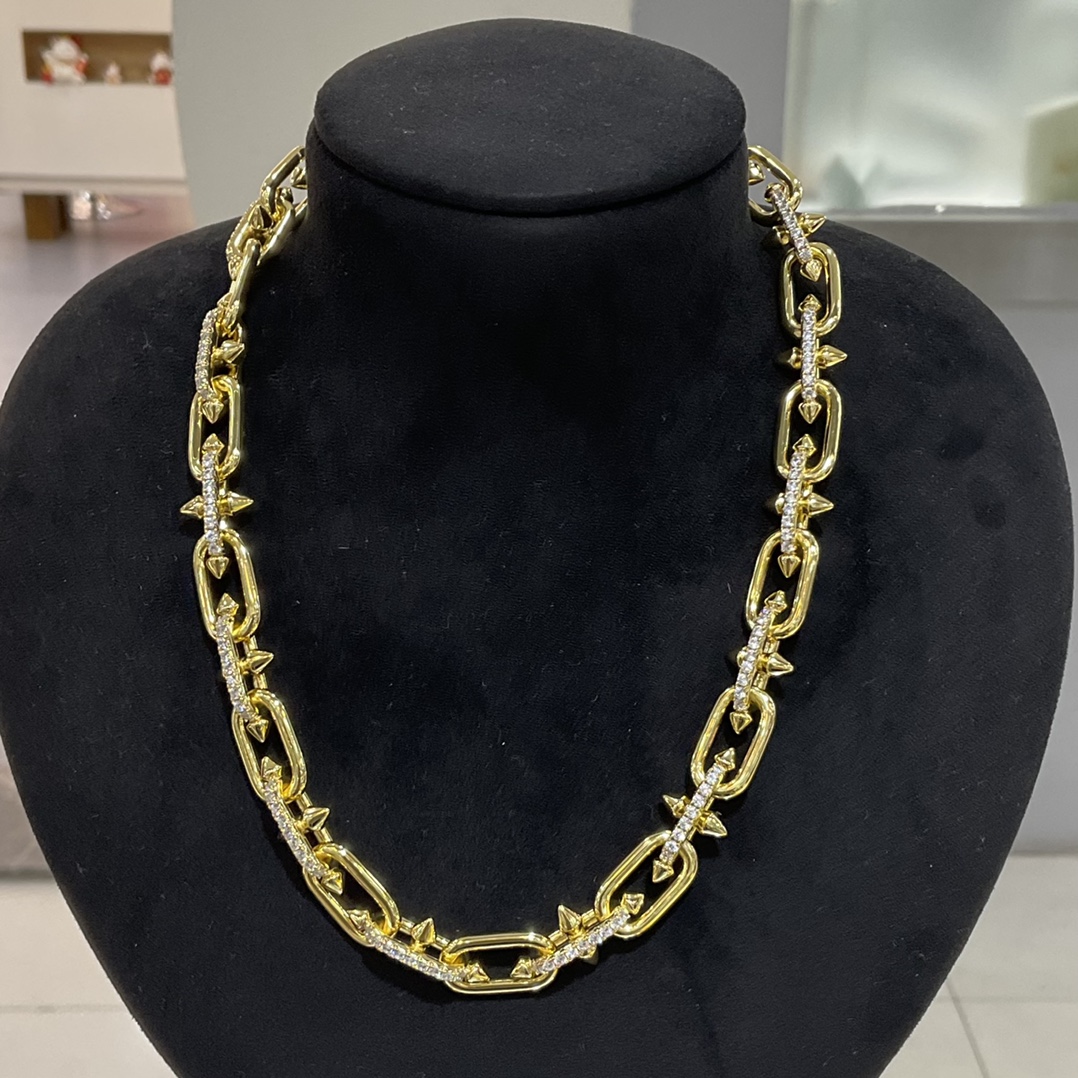 NO:669541,Tiff*ny T & Fei Dong co-branded small necklace full of diamonds. It is based on the trident, the symbol of the sea god oseidon. The avant-garde design contains vitality, ability and strength, necklace, Cartier high-end jewelry19860909Tiff*ny T &菲董联名合作款 满钻小号项链 取材海神oseidon 的象征符号三叉戟 极具前卫感的设计蕴含活力、能力与力量,,necklace,卡迪亚高端饰品,Jewelry