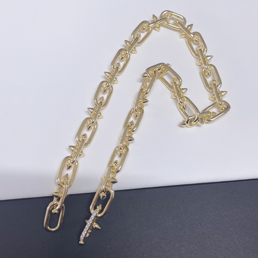 NO:669508,Tiff*ny T & Fei Dong co-branded glossy small necklace. It is based on the trident, the symbol of the sea god oseidon. The avant-garde design contains vitality, ability and strength, necklace, Cartier high-end jewelry19860909Tiff*ny T &菲董联名合作款 光面小号项链 取材海神oseidon 的象征符号三叉戟 极具前卫感的设计蕴含活力、能力与力量,,necklace,卡迪亚高端饰品,Jewelry