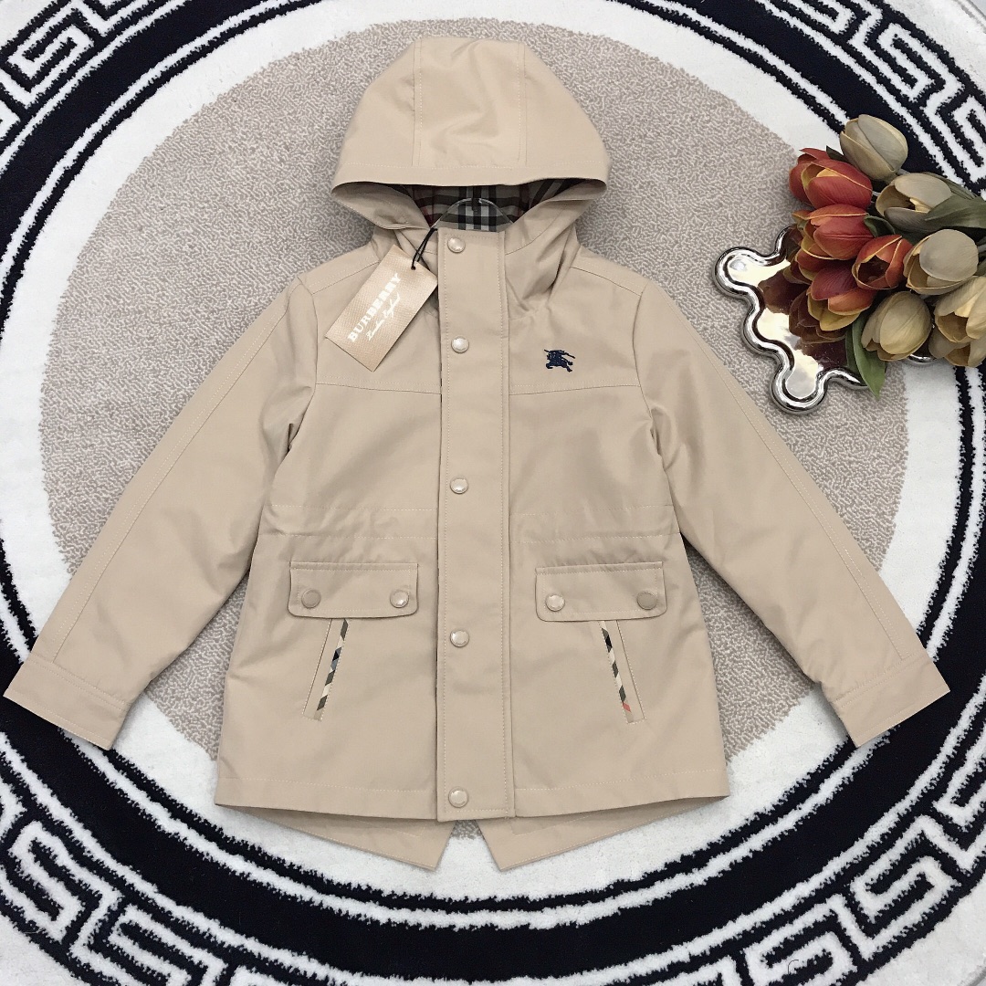 NO:209606,Size 120/1 150/1 Burberr* Neutral style windbreaker jacket Embroidered war horse logo Windproof hooded design, comfortable and considerate. High dense woven surface, smooth cloth surface, easy to care. There is a three-dimensional towel velvet warm design inside, low-key and luxurious!  Hats are hooded and windproof, and children's clothing are always the highest standards!  The wind and cold resistance is very powerful!  This style of clothes is simple and elegant, and can be easily controlled by any child!  The same style for boys and girls!  , special price, burberry, jackets & coats, hats,19860909尺码120/1 150/1  Burberr* 中性款式风衣外套 刺绣战马logo 防风连帽设计,舒适贴心.高密梭织表层,布面光洁,便于打理.内里有立体毛巾绒保暖设计,低调奢华！帽子是连帽防风的做童装一贯都是最高要求标准！防风防寒性能非常强大！此款衣服款式简单大气,任何孩子都能轻松驾驭！男女宝宝同款！,特价款,burberry,jackets & coats,hats,,Children's