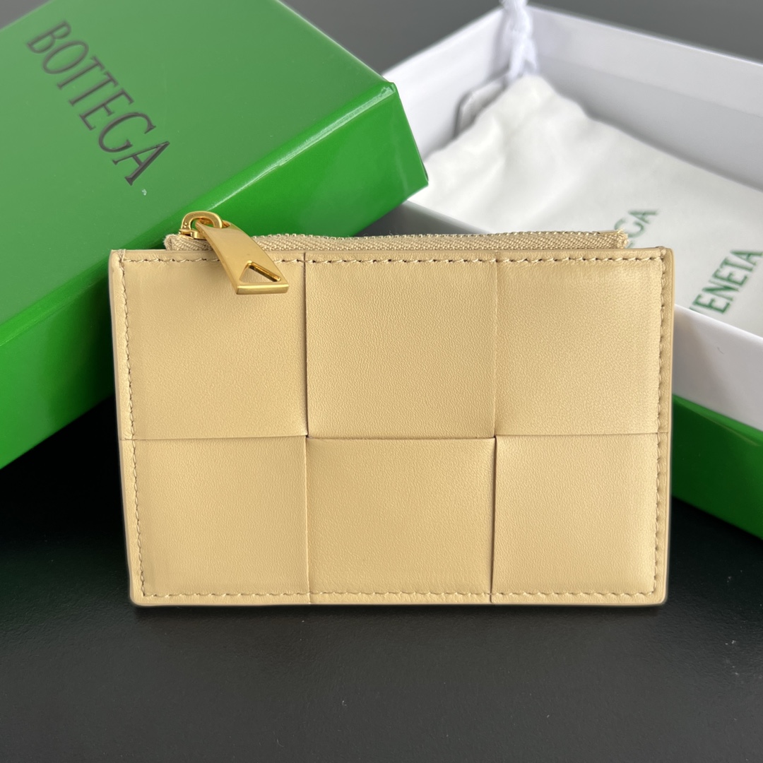 NO:673014,#BV New large woven zipper card holder 651393 A card holder is a real need to save lost cards and documents. It is made of 50% lamb leather and 50% cow leather. It feels soft to the touch. It has 3 card slots/an extra pocket/a zippered coin purse. It can be used as a card holder and can also hold some change and access control. Practicality. Lightweight and compact, does not take up space, and is suitable for both men and women.  Size 12x8x0.5,BV,bottega veneta,wallets,cowhide,sheepskin19860909#BV 新款大编织拉链卡包 651393 一个卡包是拯救丢三落四的卡和证件,实实在在的刚需 采用50羔羊皮革 50牛皮革组合 手感糯唧唧 整体3个卡位 /一个额外口袋/一个拉链零钱包,可以当卡包又可以放点零钱和门禁 实用度 轻薄小巧不占地,男女通用 尺寸12x8x0.5,BV,bottega veneta,wallets,cowhide,sheepskin,欧美剧