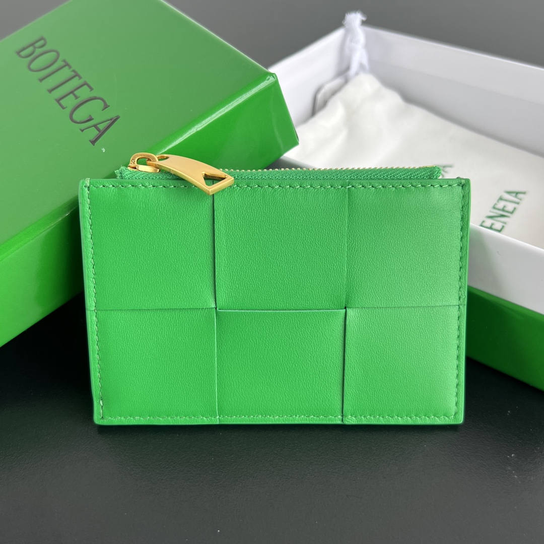 NO:674117,#BV New large woven zipper card holder 651393 A card holder is a real need to save lost cards and documents. It is made of 50% lamb leather and 50% cow leather. It feels soft to the touch. It has 3 card slots/an extra pocket/a zippered coin purse. It can be used as a card holder and can also hold some change and access control. Practicality. Lightweight and compact, does not take up space, and is suitable for both men and women.  Size 12x8x0.5,BV,bottega veneta,wallets,cowhide,sheepskin19860909#BV 新款大编织拉链卡包 651393 一个卡包是拯救丢三落四的卡和证件,实实在在的刚需 采用50羔羊皮革 50牛皮革组合 手感糯唧唧 整体3个卡位 /一个额外口袋/一个拉链零钱包,可以当卡包又可以放点零钱和门禁 实用度 轻薄小巧不占地,男女通用 尺寸12x8x0.5,BV,bottega veneta,wallets,cowhide,sheepskin,欧美剧