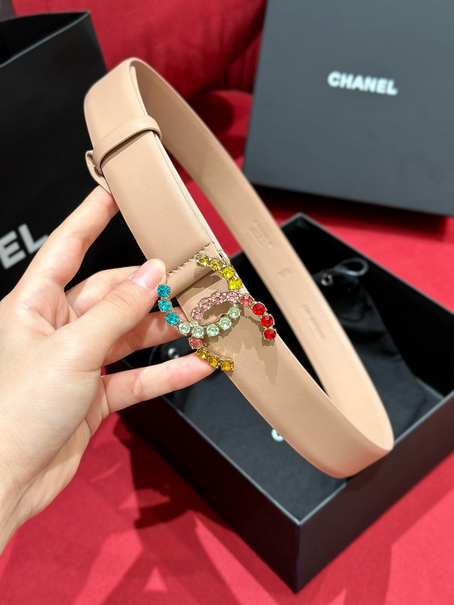 - Chanel 彩色水钻 logo搭扣 黄铜金属 进口胎牛皮带身 手感柔软 细腻 3.0cm
