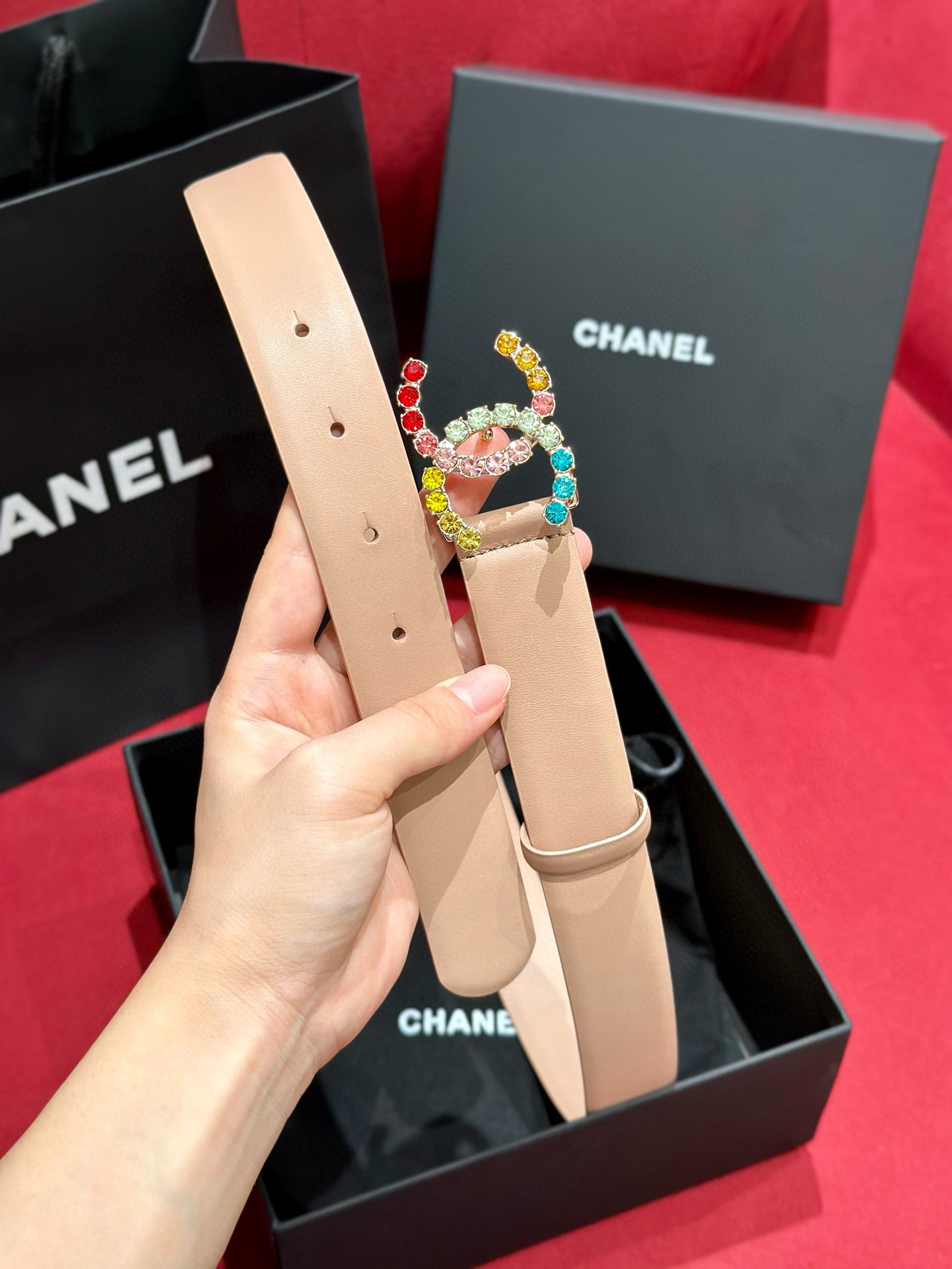- Chanel 彩色水钻 logo搭扣 黄铜金属 进口胎牛皮带身 手感柔软 细腻 3.0cm