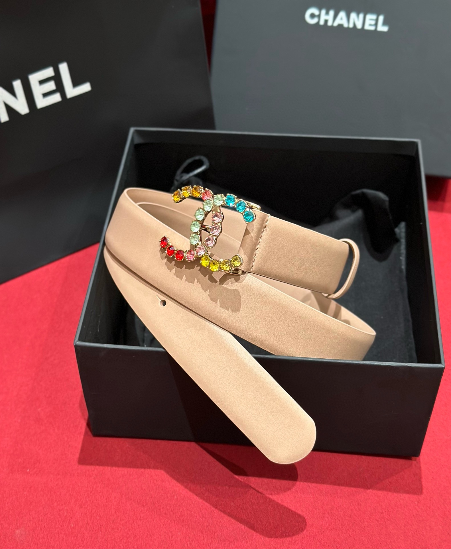- Chanel 彩色水钻 logo搭扣 黄铜金属 进口胎牛皮带身 手感柔软 细腻 3.0cm