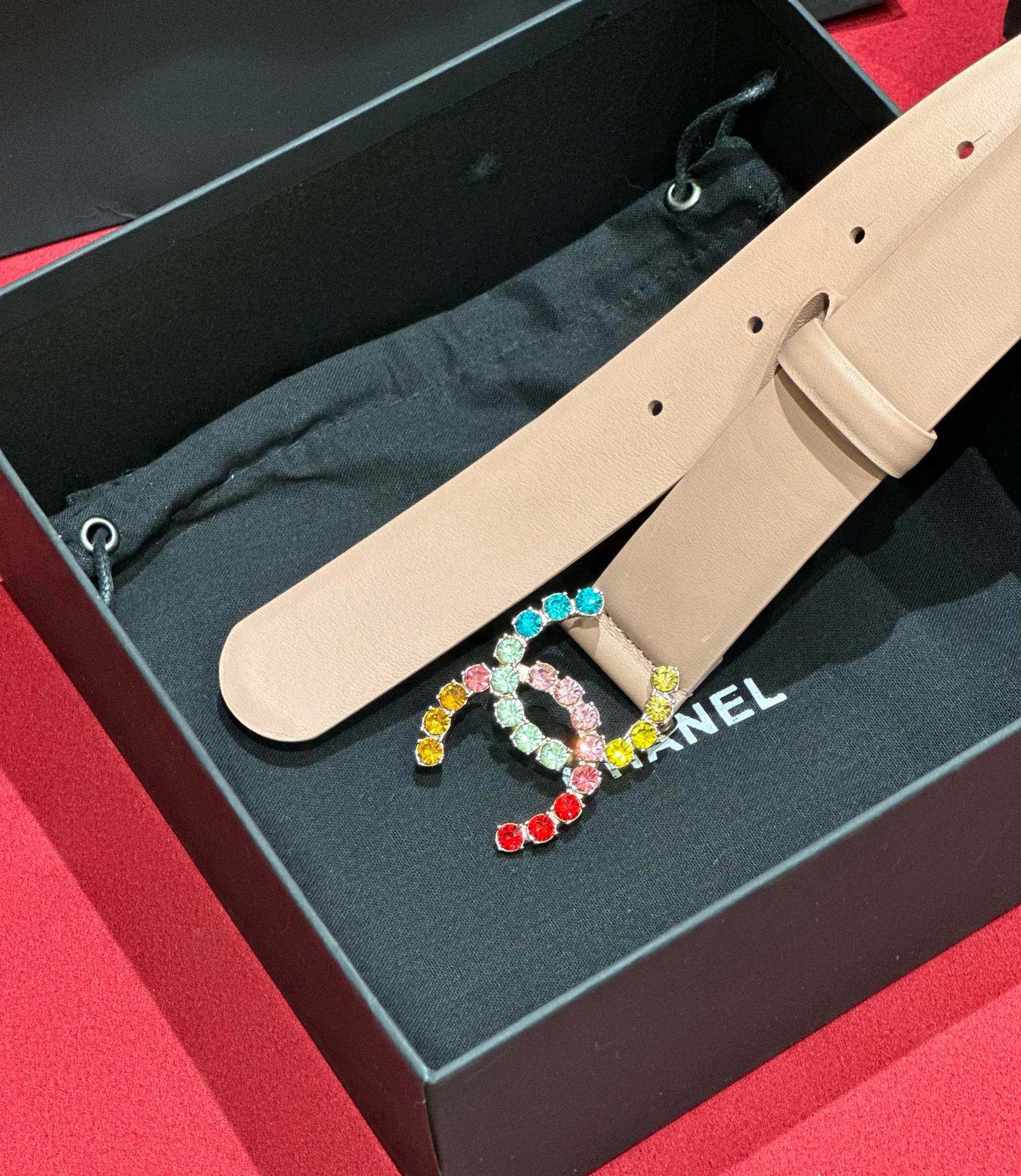 - Chanel 彩色水钻 logo搭扣 黄铜金属 进口胎牛皮带身 手感柔软 细腻 3.0cm