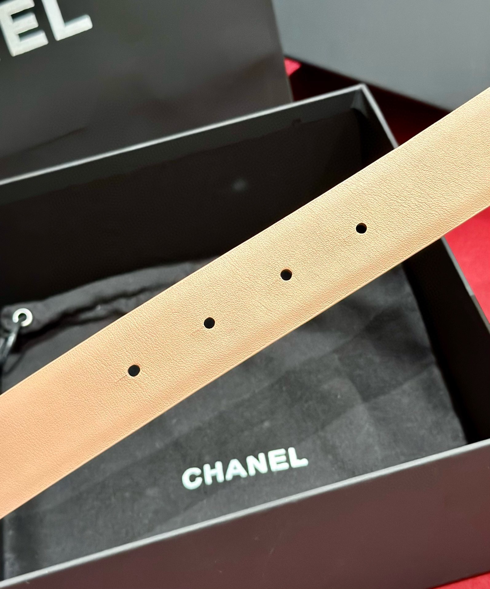- Chanel 彩色水钻 logo搭扣 黄铜金属 进口胎牛皮带身 手感柔软 细腻 3.0cm