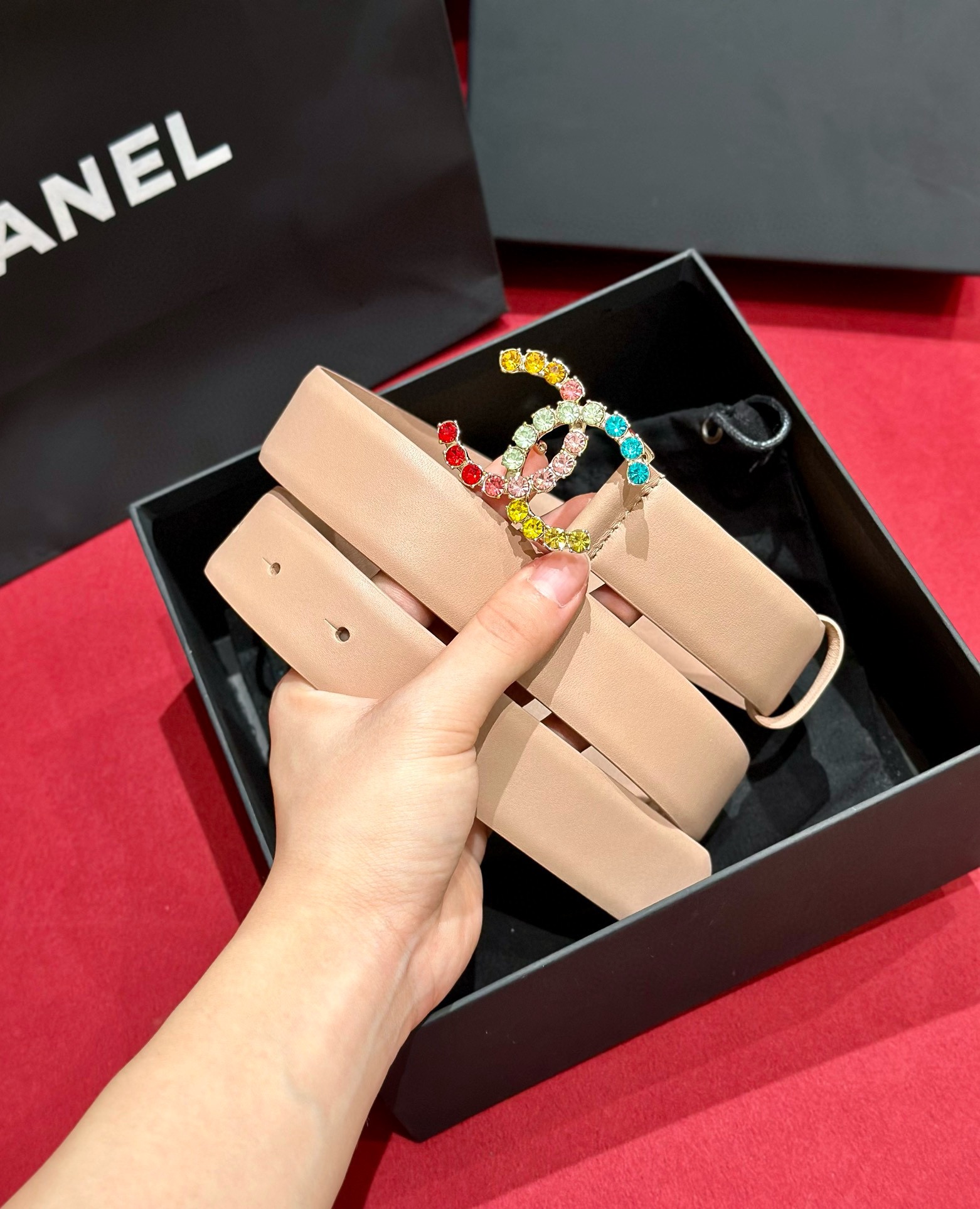 - Chanel 彩色水钻 logo搭扣 黄铜金属 进口胎牛皮带身 手感柔软 细腻 3.0cm