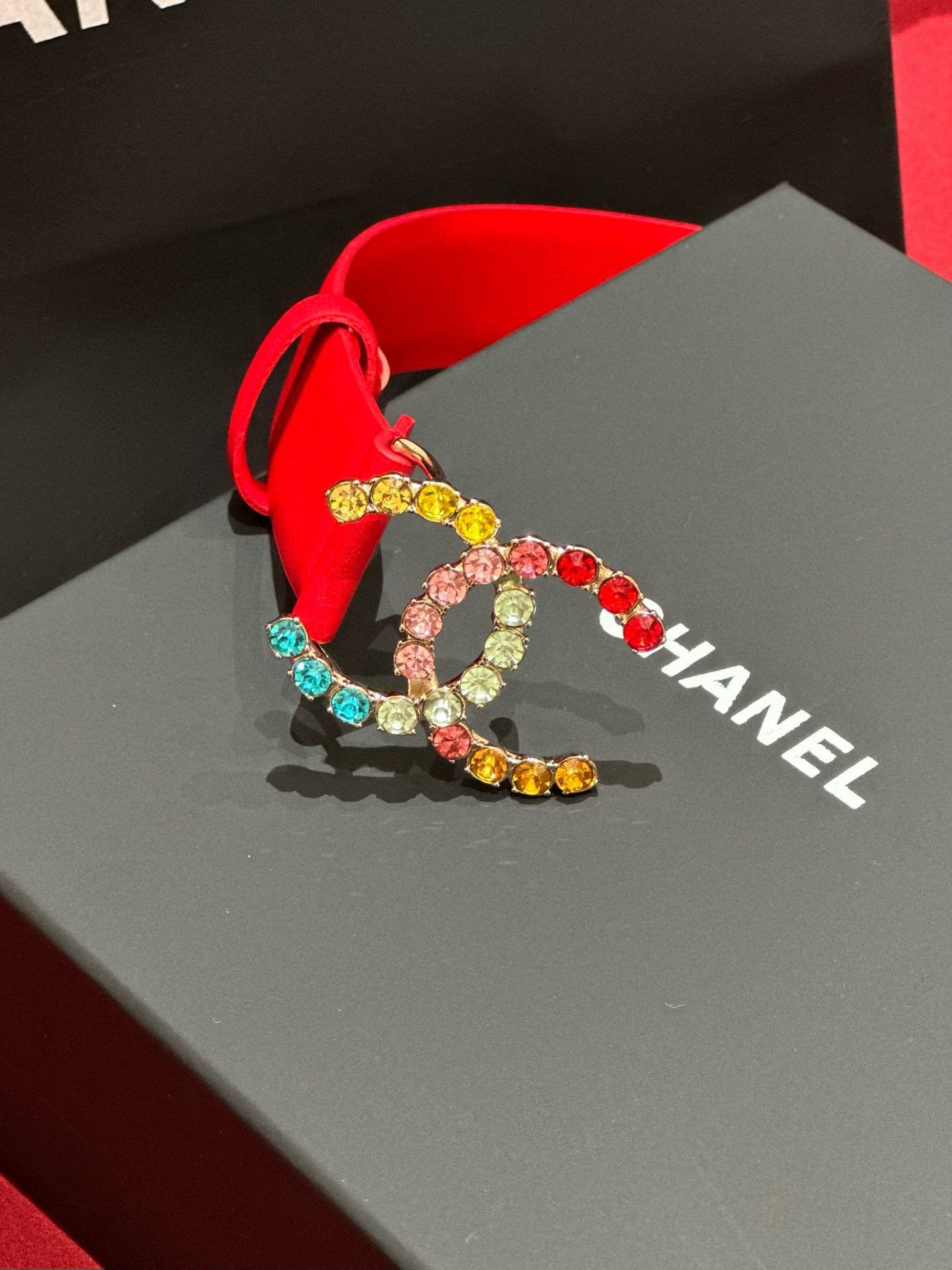 - Chanel 彩色水钻 logo搭扣 黄铜金属 进口胎牛皮带身 手感柔软 细腻 3.0cm