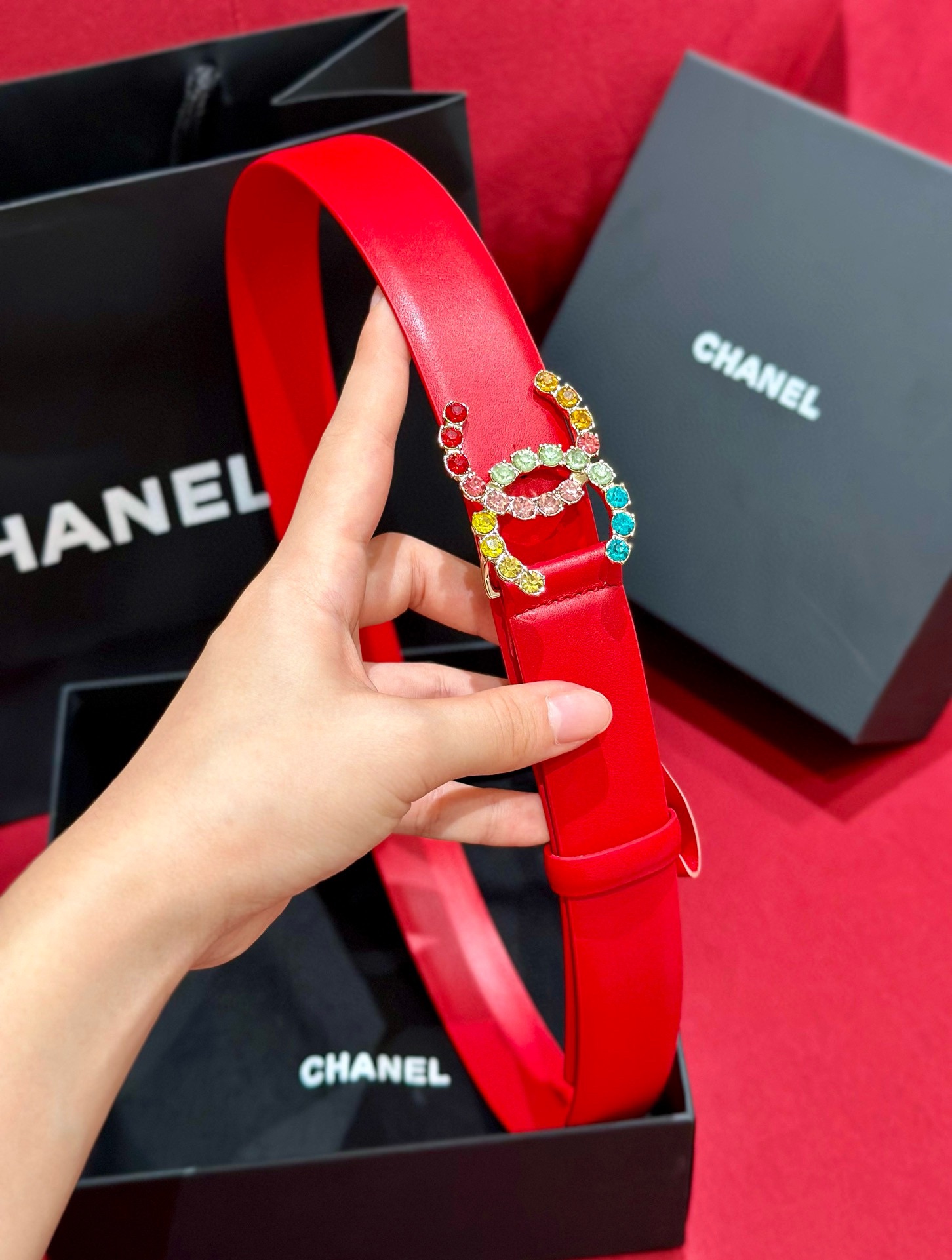 - Chanel 彩色水钻 logo搭扣 黄铜金属 进口胎牛皮带身 手感柔软 细腻 3.0cm