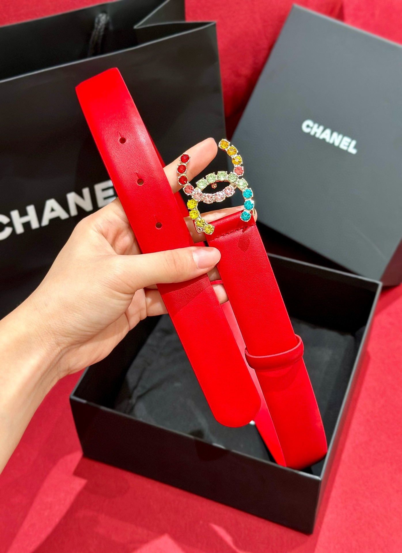 - Chanel 彩色水钻 logo搭扣 黄铜金属 进口胎牛皮带身 手感柔软 细腻 3.0cm