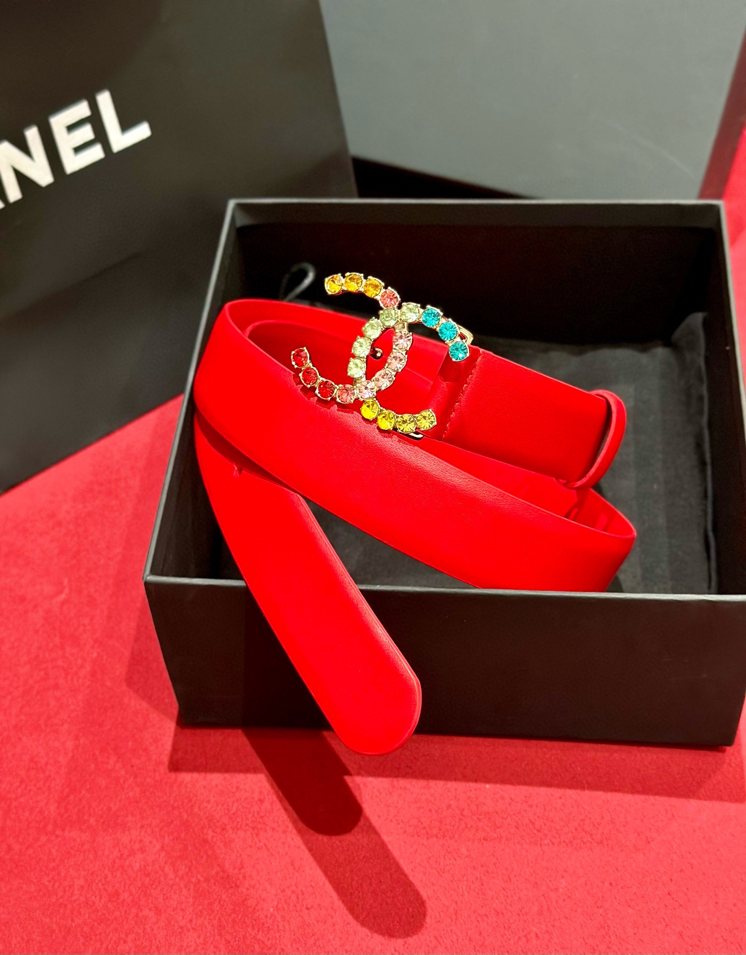 - Chanel 彩色水钻 logo搭扣 黄铜金属 进口胎牛皮带身 手感柔软 细腻 3.0cm