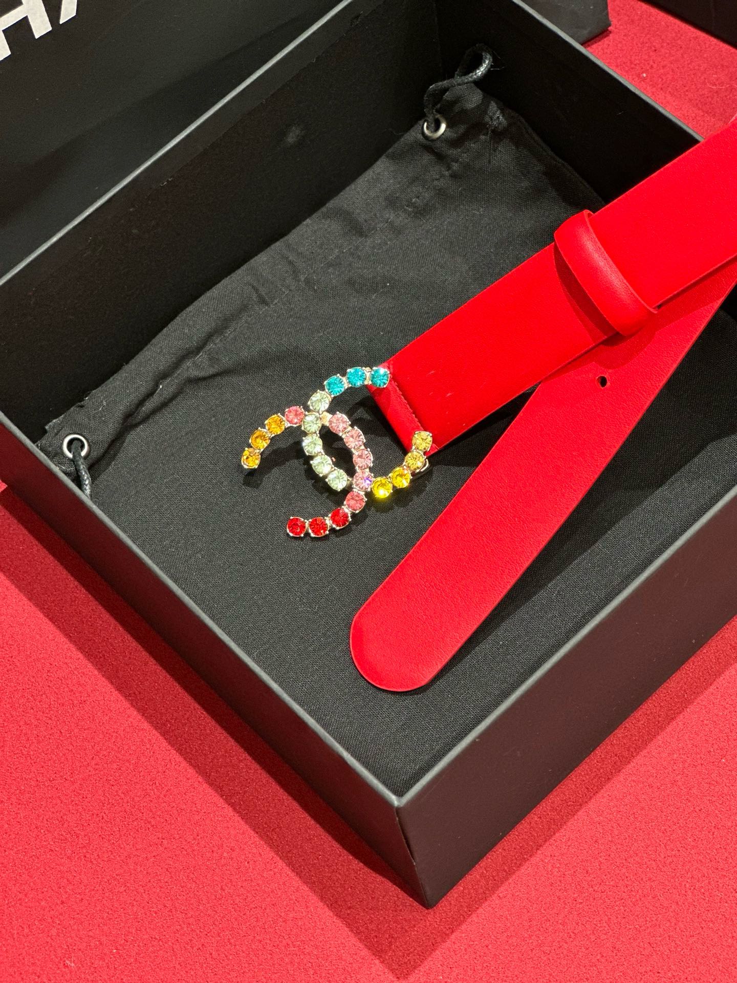 - Chanel 彩色水钻 logo搭扣 黄铜金属 进口胎牛皮带身 手感柔软 细腻 3.0cm