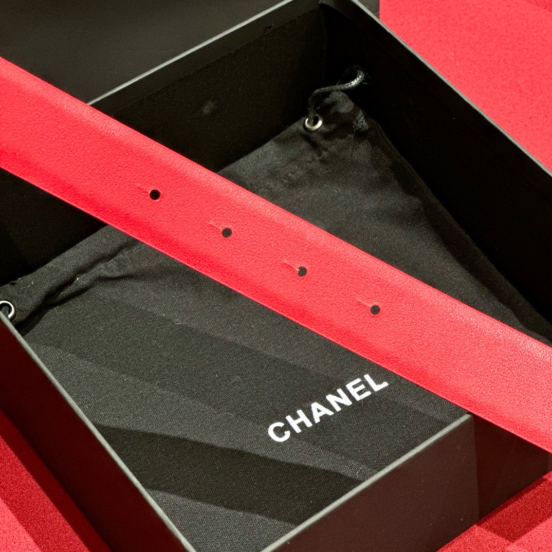 - Chanel 彩色水钻 logo搭扣 黄铜金属 进口胎牛皮带身 手感柔软 细腻 3.0cm