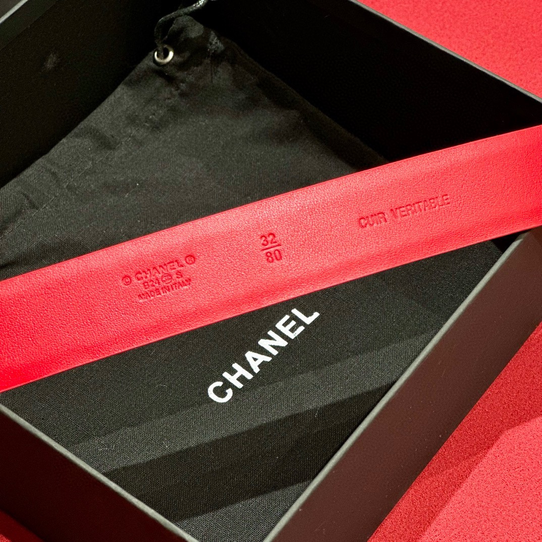 - Chanel 彩色水钻 logo搭扣 黄铜金属 进口胎牛皮带身 手感柔软 细腻 3.0cm