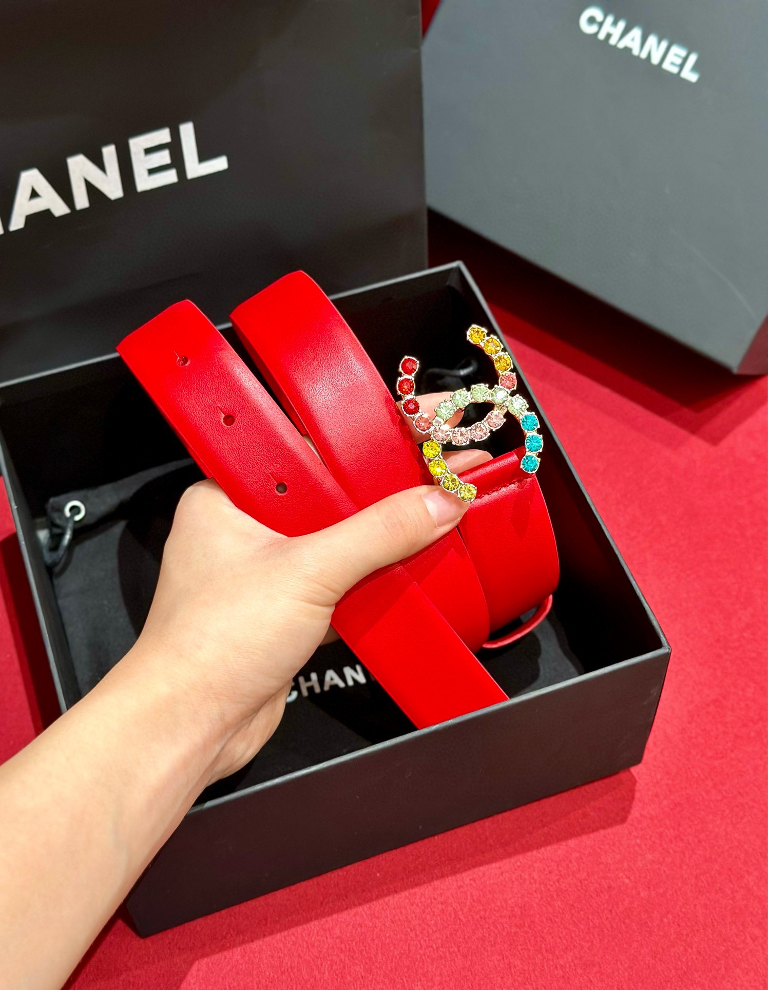 - Chanel 彩色水钻 logo搭扣 黄铜金属 进口胎牛皮带身 手感柔软 细腻 3.0cm