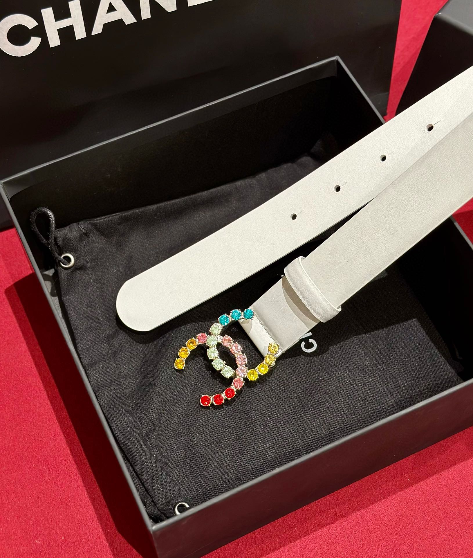 - Chanel 彩色水钻 logo搭扣 黄铜金属 进口胎牛皮带身 手感柔软 细腻 3.0cm