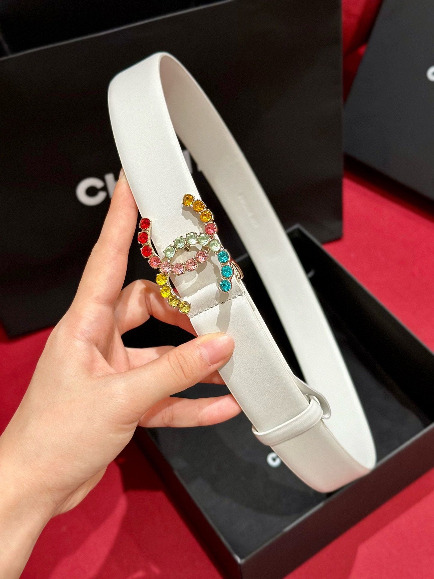 - Chanel 彩色水钻 logo搭扣 黄铜金属 进口胎牛皮带身 手感柔软 细腻 3.0cm