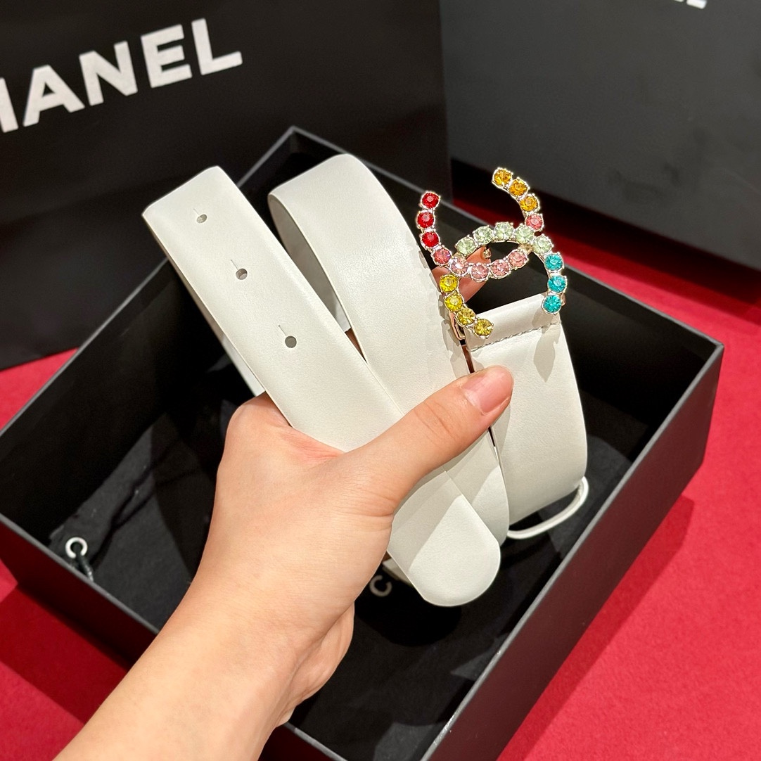 - Chanel 彩色水钻 logo搭扣 黄铜金属 进口胎牛皮带身 手感柔软 细腻 3.0cm