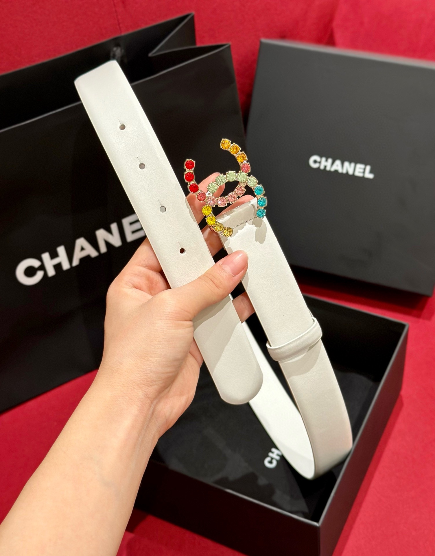 - Chanel 彩色水钻 logo搭扣 黄铜金属 进口胎牛皮带身 手感柔软 细腻 3.0cm