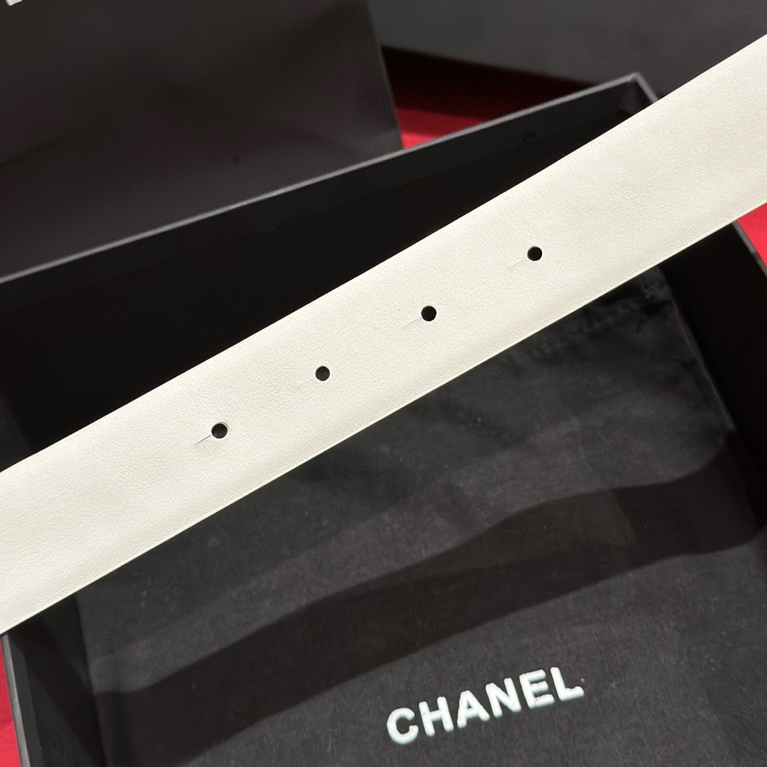 - Chanel 彩色水钻 logo搭扣 黄铜金属 进口胎牛皮带身 手感柔软 细腻 3.0cm
