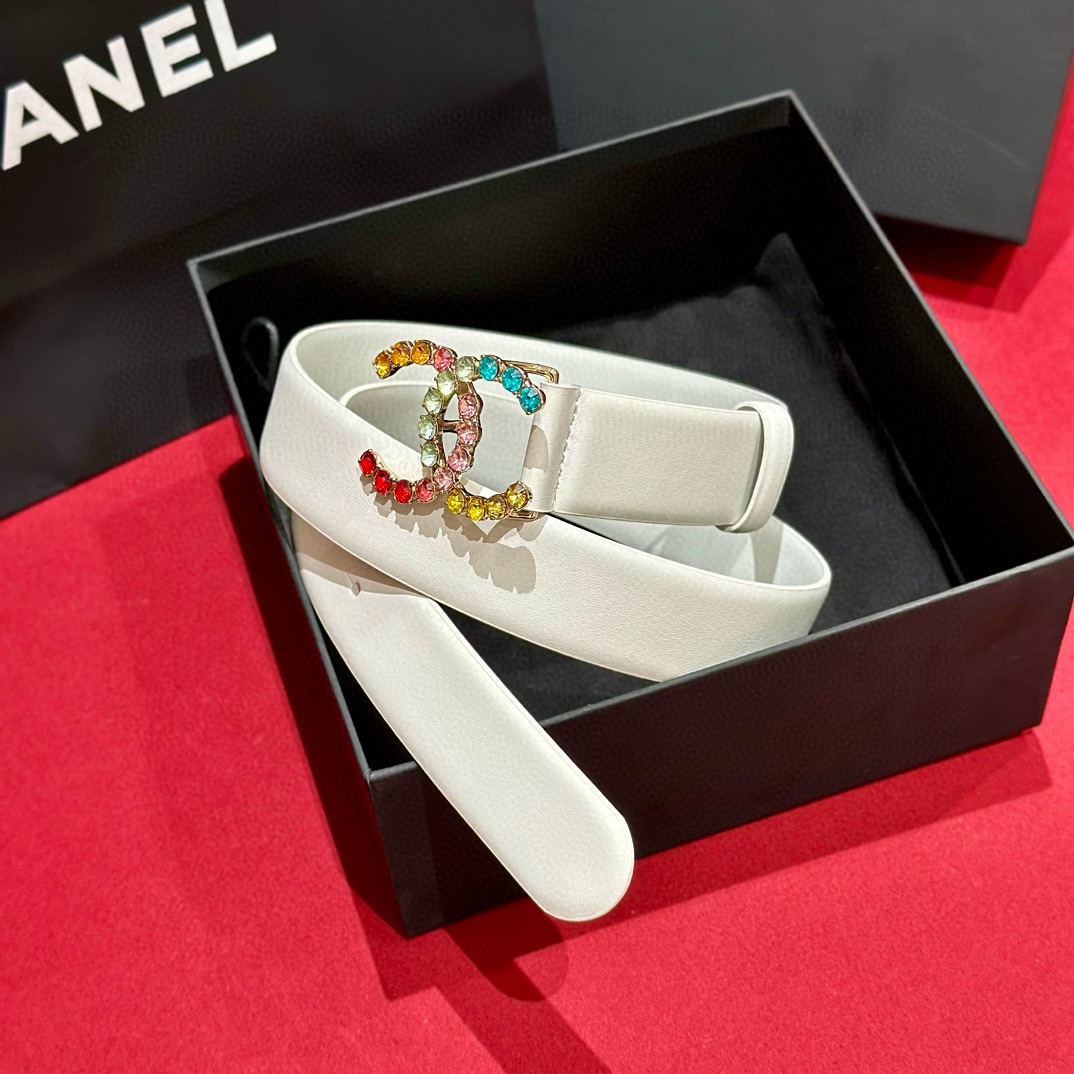 - Chanel 彩色水钻 logo搭扣 黄铜金属 进口胎牛皮带身 手感柔软 细腻 3.0cm