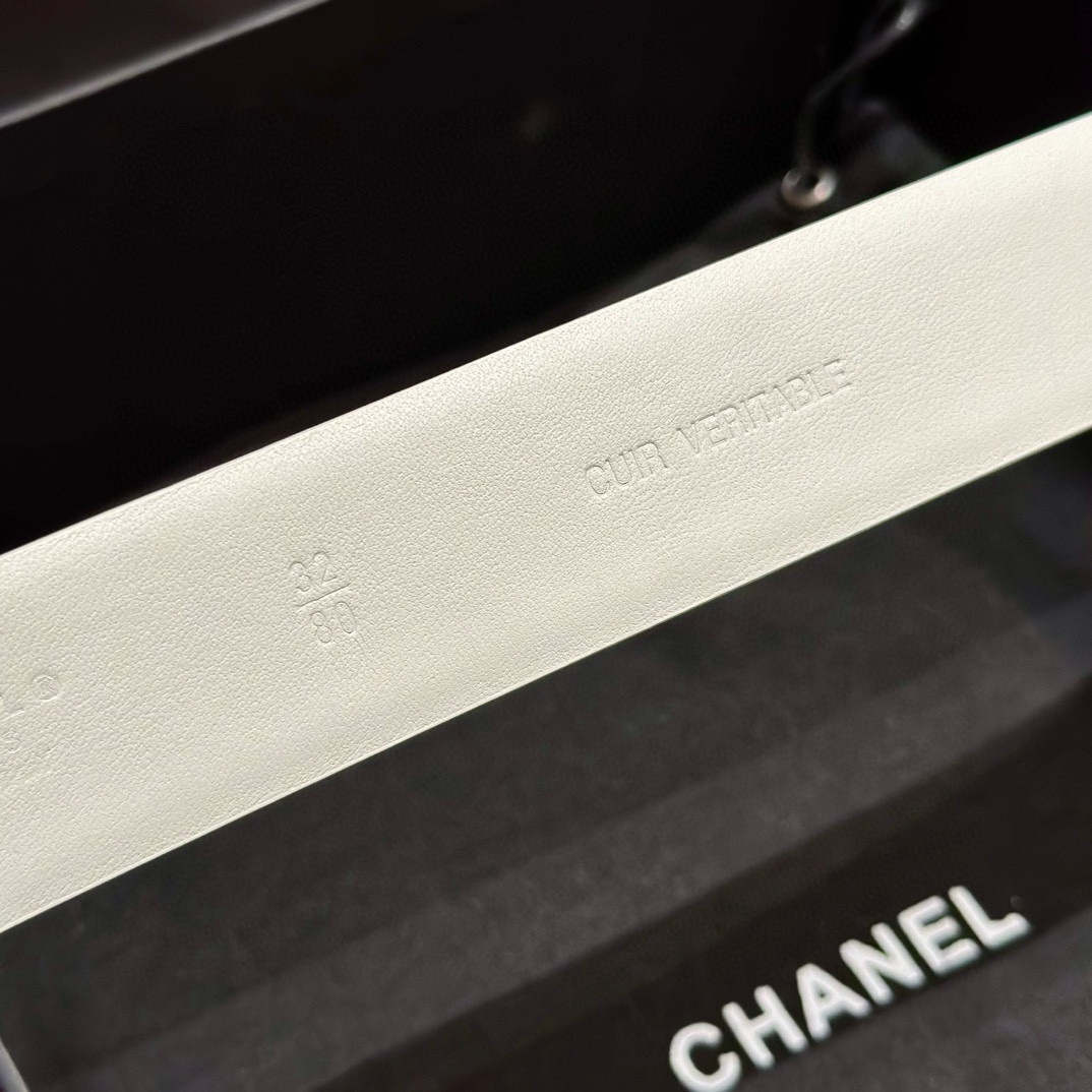 - Chanel 彩色水钻 logo搭扣 黄铜金属 进口胎牛皮带身 手感柔软 细腻 3.0cm