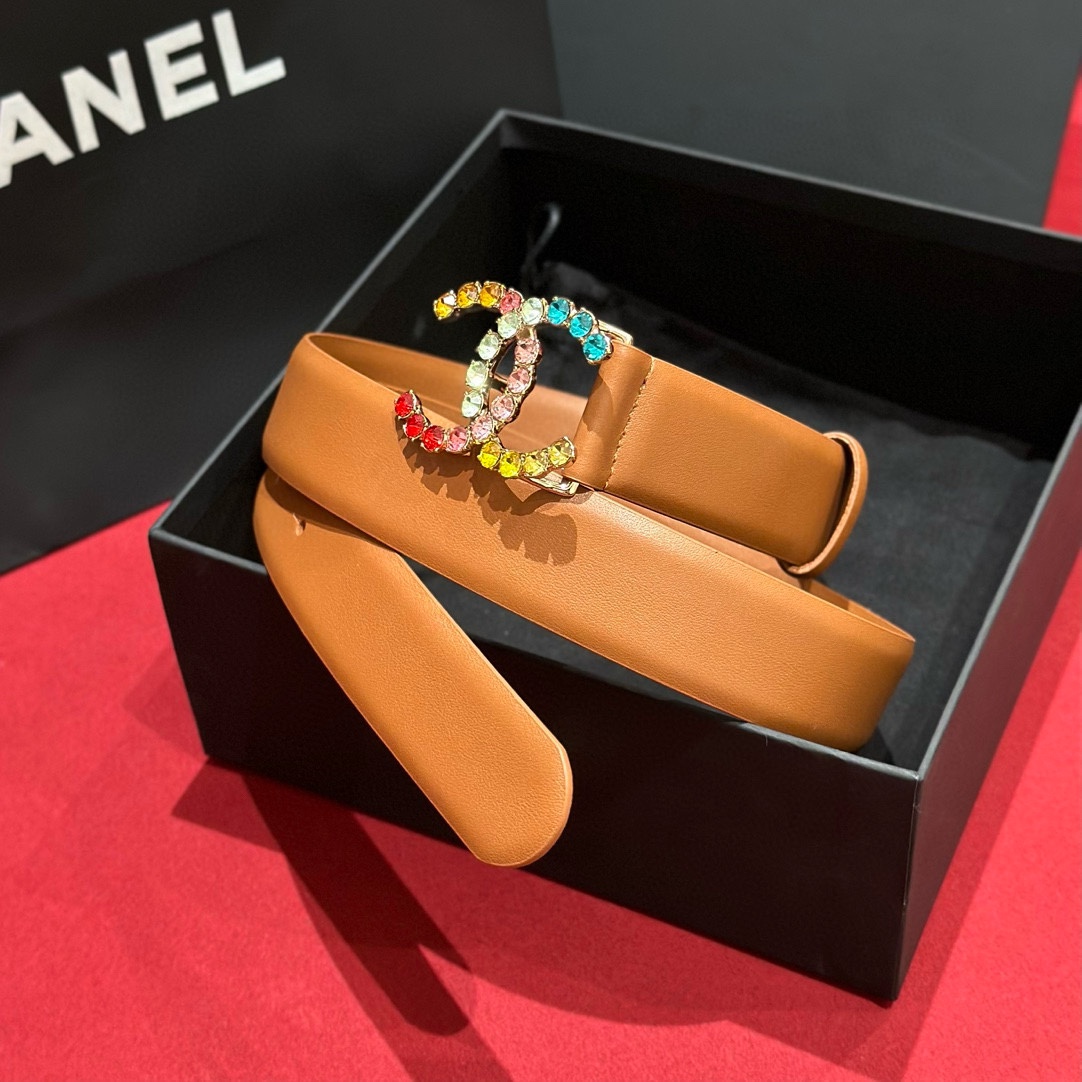 - Chanel 彩色水钻 logo搭扣 黄铜金属 进口胎牛皮带身 手感柔软 细腻 3.0cm