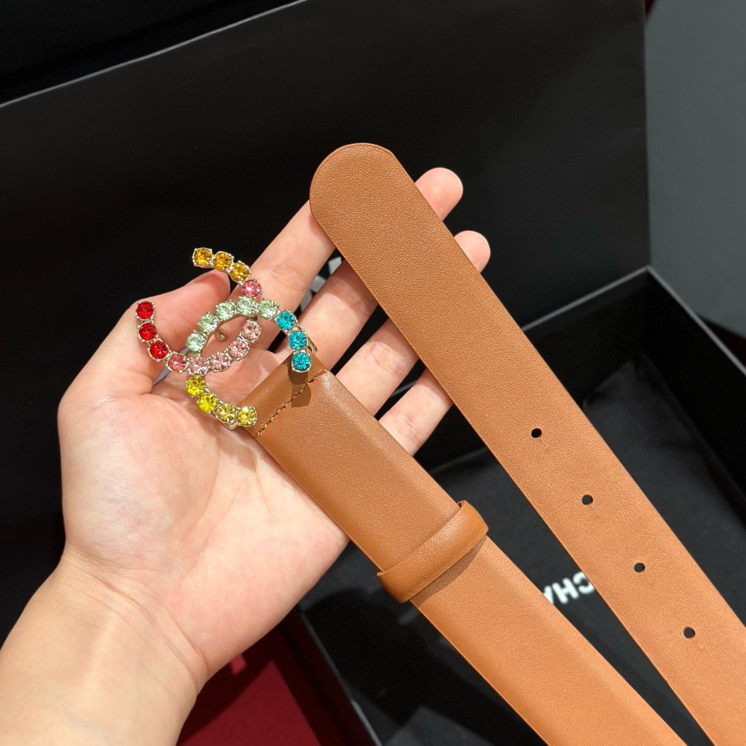 - Chanel 彩色水钻 logo搭扣 黄铜金属 进口胎牛皮带身 手感柔软 细腻 3.0cm