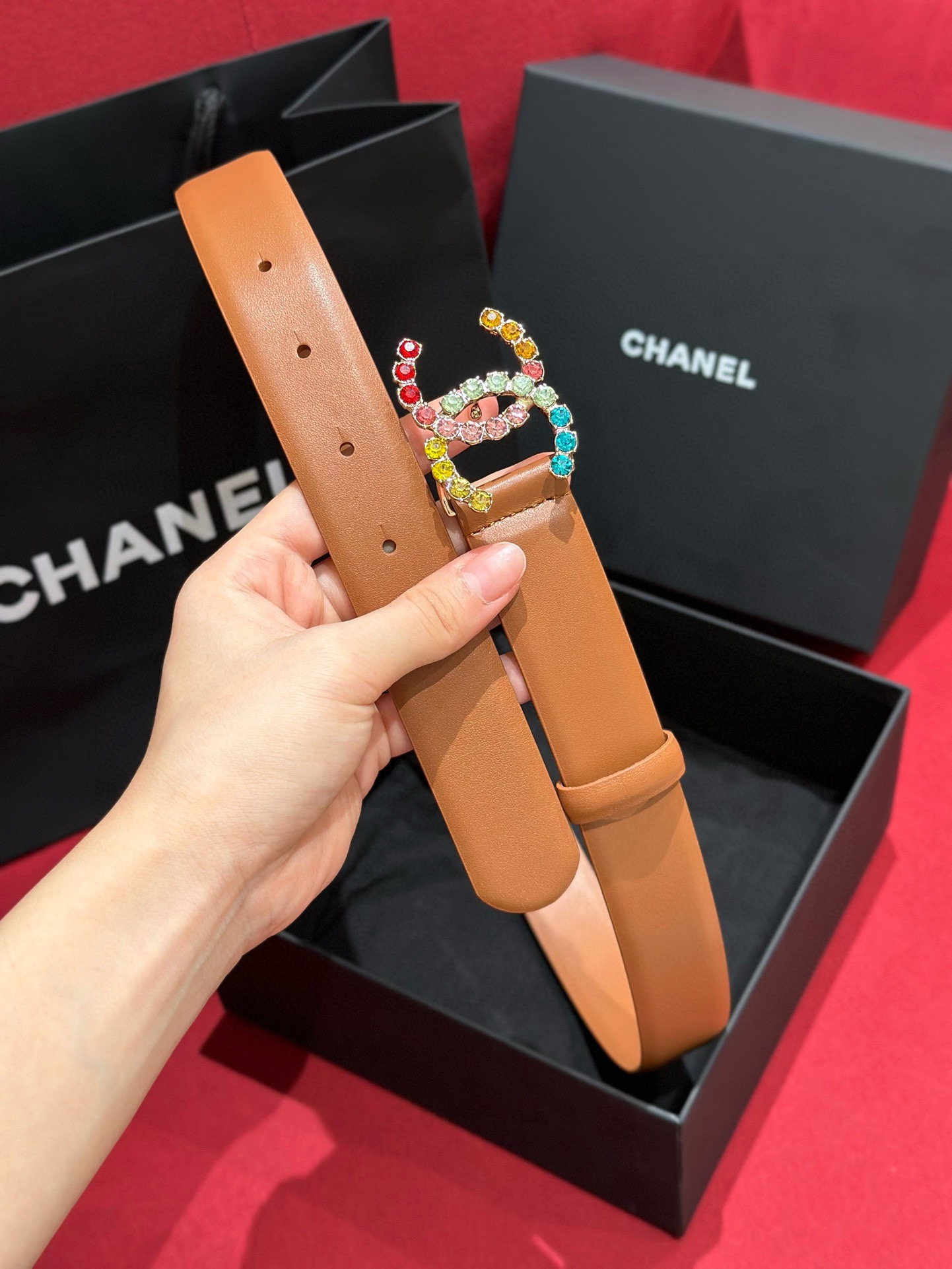 - Chanel 彩色水钻 logo搭扣 黄铜金属 进口胎牛皮带身 手感柔软 细腻 3.0cm