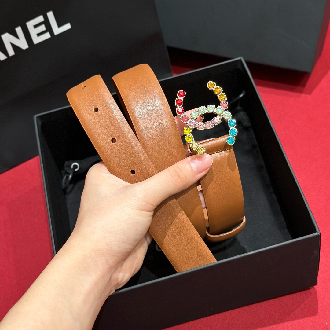 - Chanel 彩色水钻 logo搭扣 黄铜金属 进口胎牛皮带身 手感柔软 细腻 3.0cm
