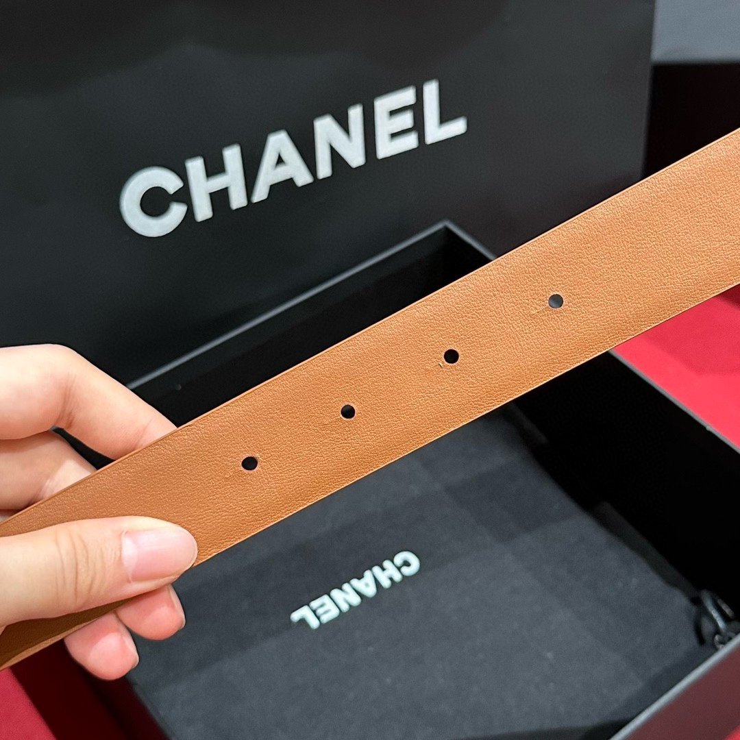 - Chanel 彩色水钻 logo搭扣 黄铜金属 进口胎牛皮带身 手感柔软 细腻 3.0cm