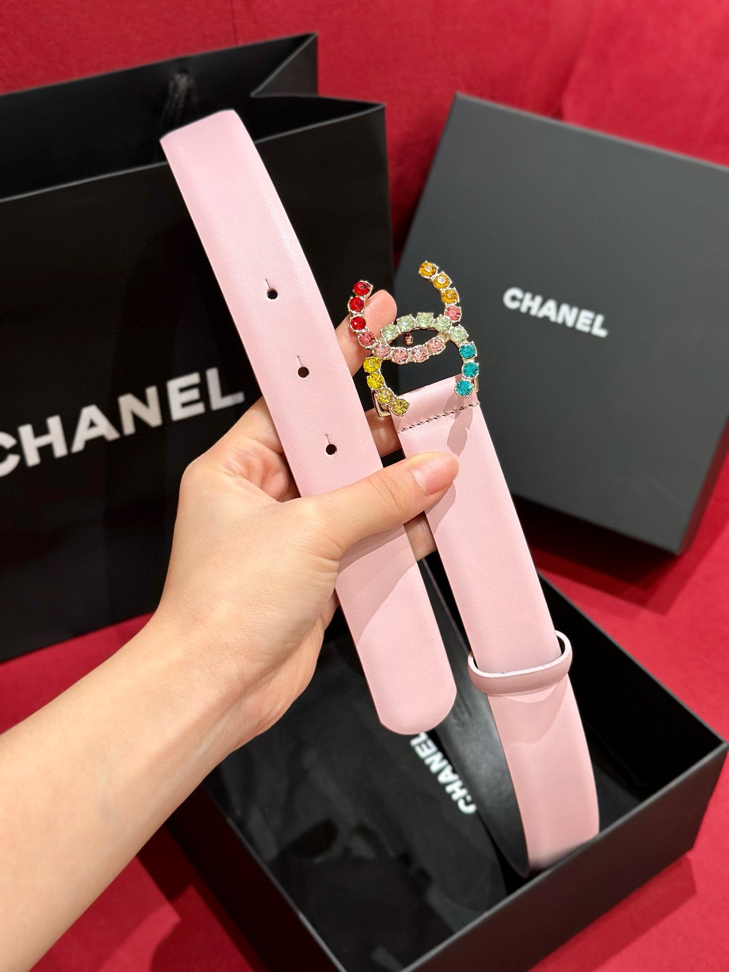 - Chanel 彩色水钻 logo搭扣 黄铜金属 进口胎牛皮带身 手感柔软 细腻 3.0cm