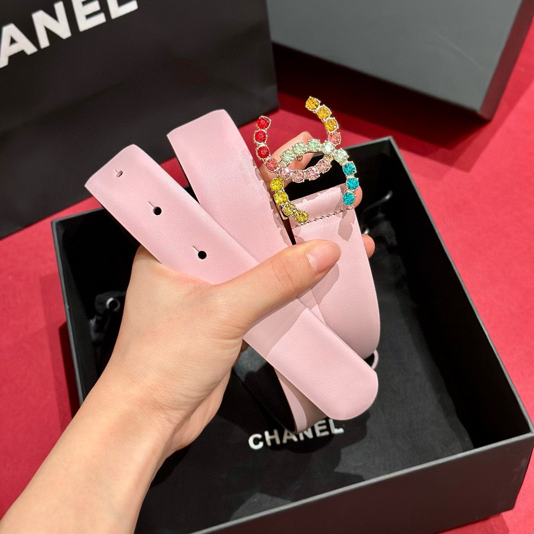 - Chanel 彩色水钻 logo搭扣 黄铜金属 进口胎牛皮带身 手感柔软 细腻 3.0cm
