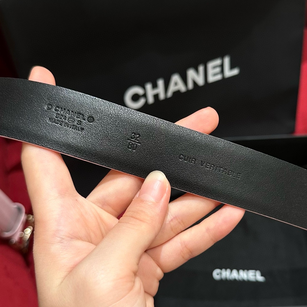 - Chanel 彩色水钻 logo搭扣 黄铜金属 进口胎牛皮带身 手感柔软 细腻 3.0cm